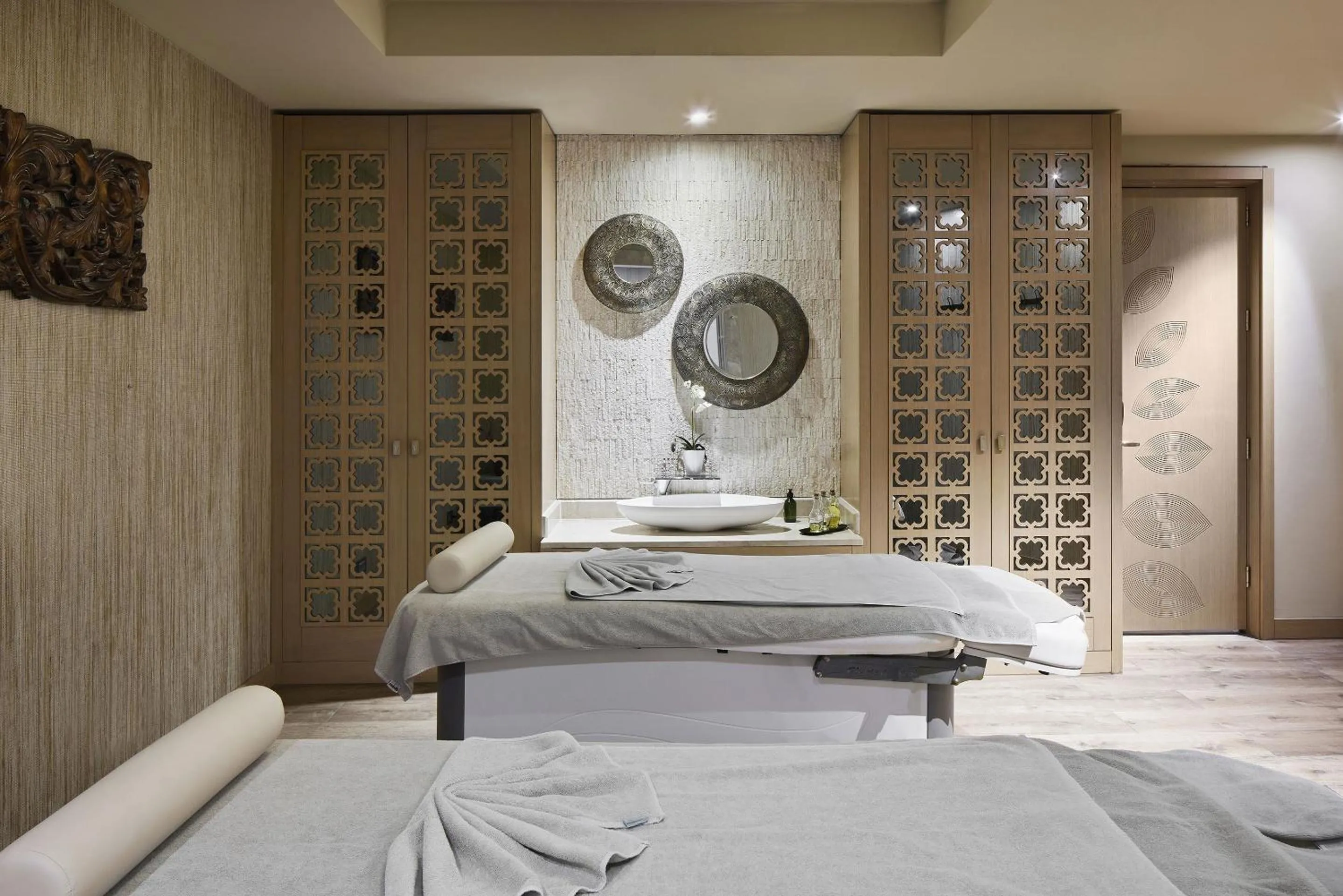 Massage in TITANIC Chaussee Berlin