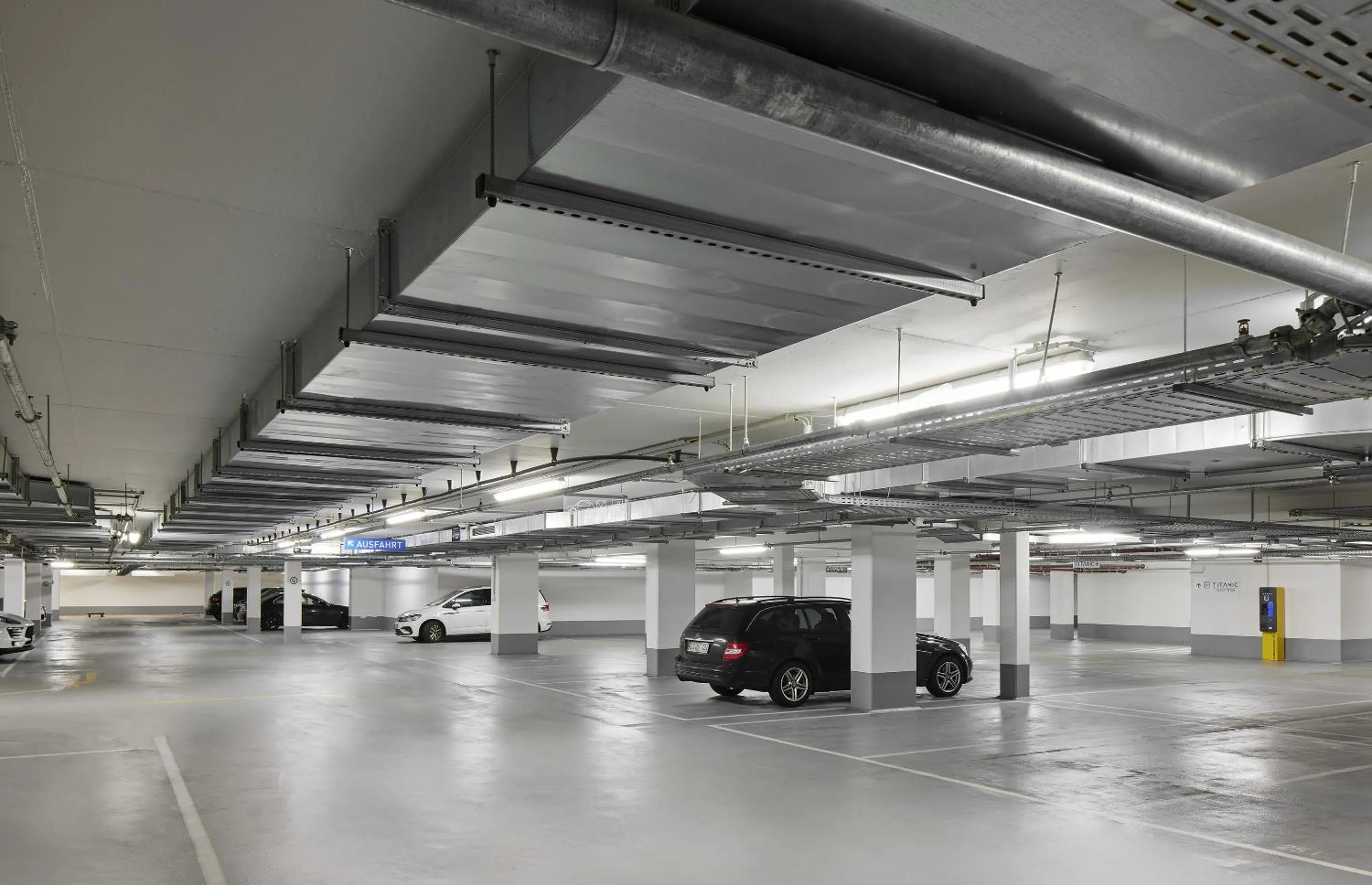 Parking in TITANIC Chaussee Berlin