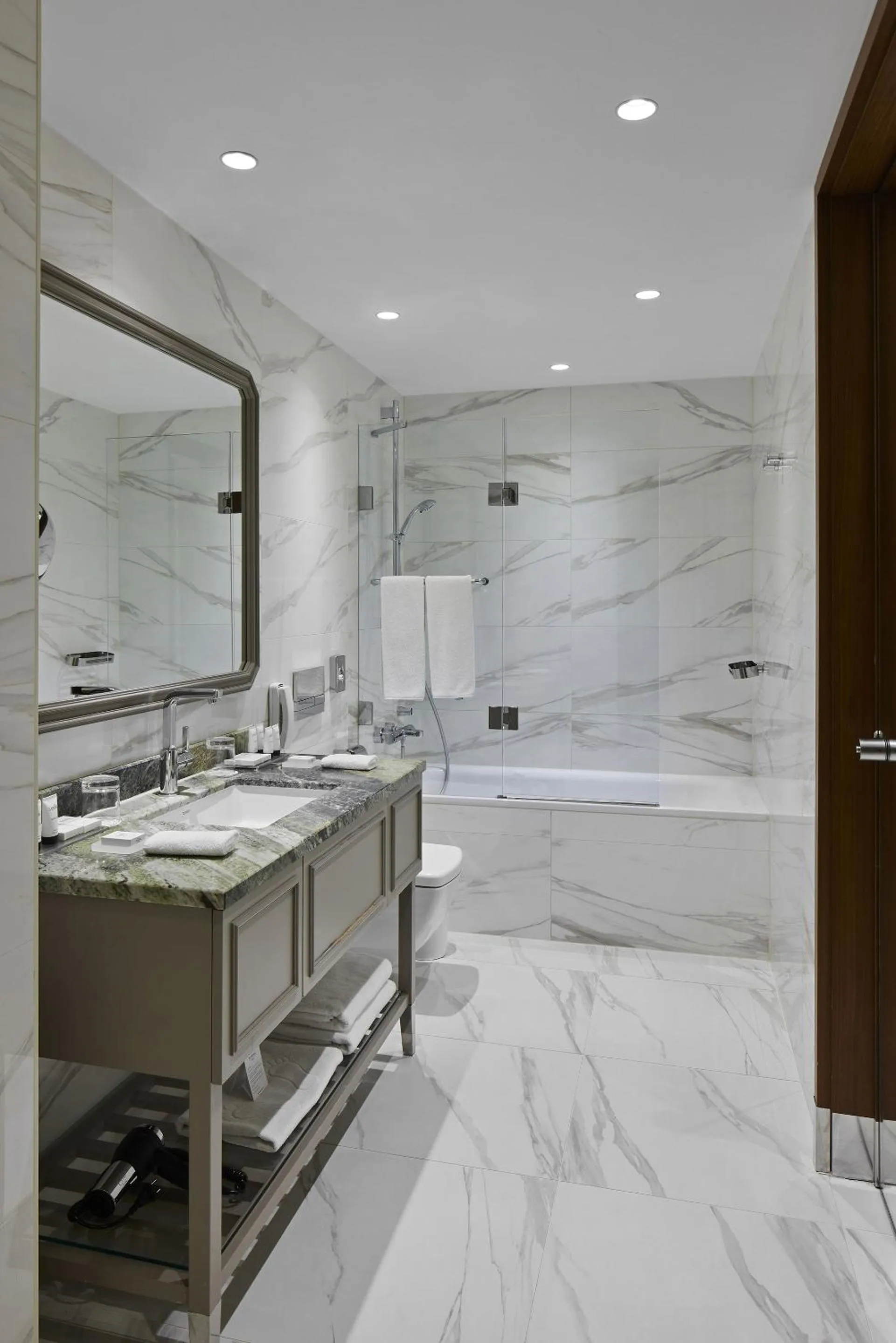 Bathroom in TITANIC Chaussee Berlin