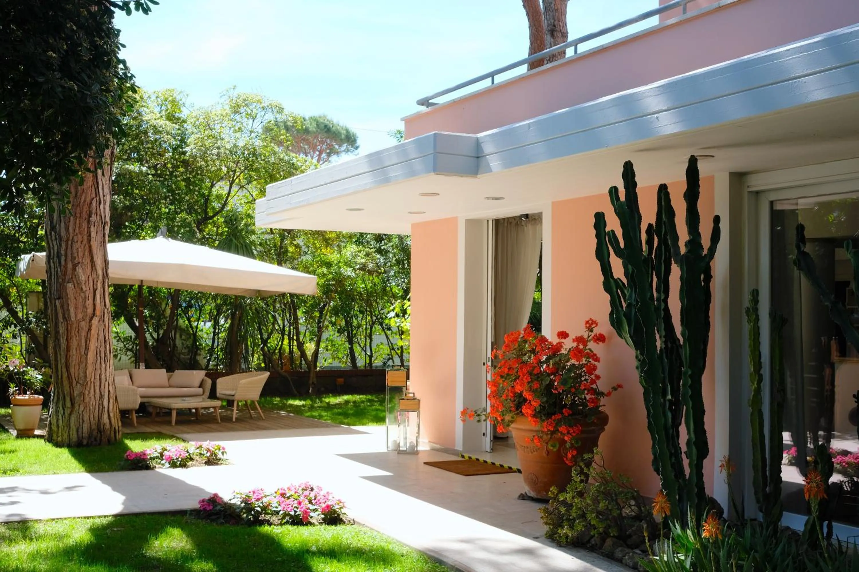 Property building in Hotel Piccolo Mondo