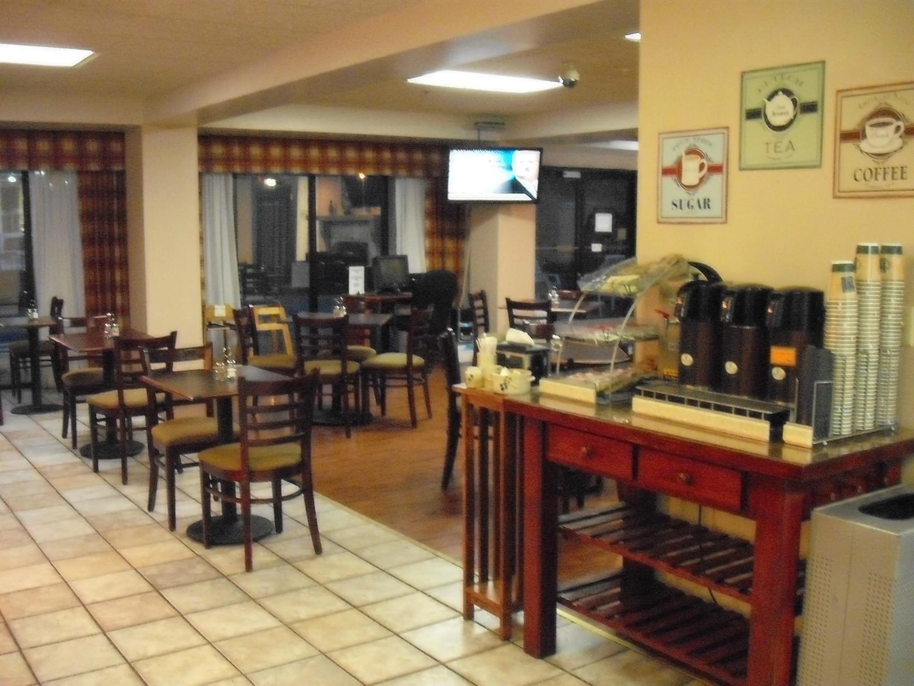 Coffee/tea facilities in Mountain Inn & Suites