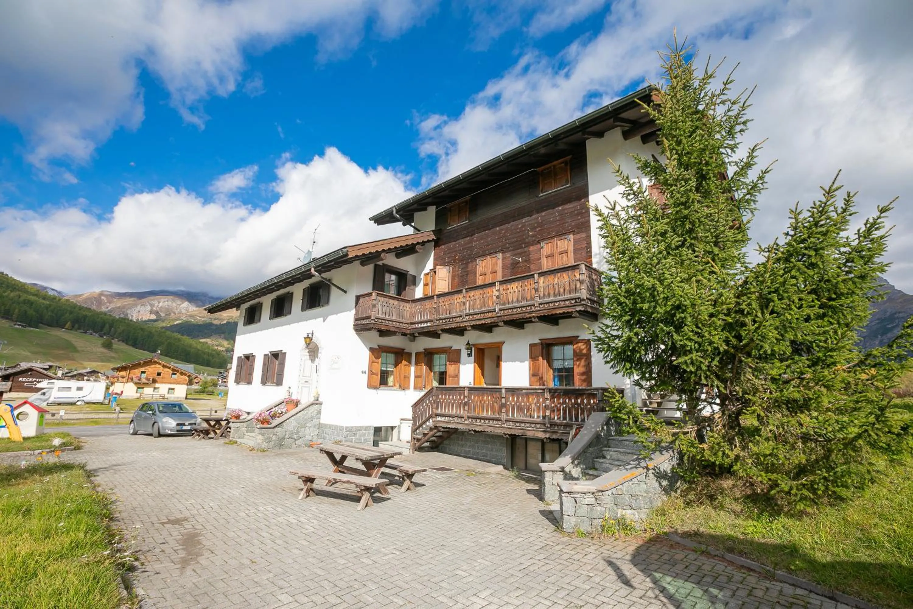 Property building in Rododendro