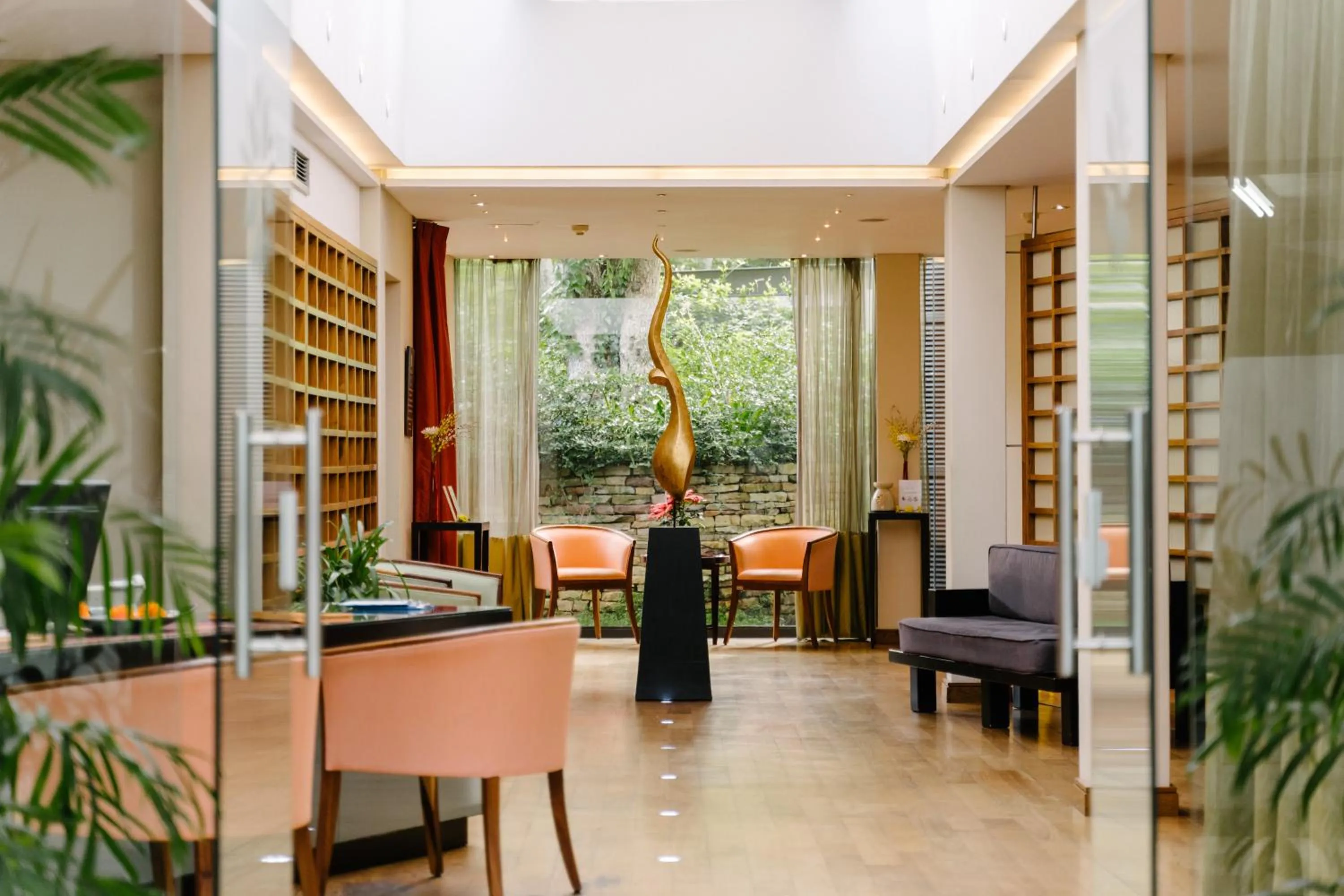 Restaurant/places to eat in Vineyard Hotel