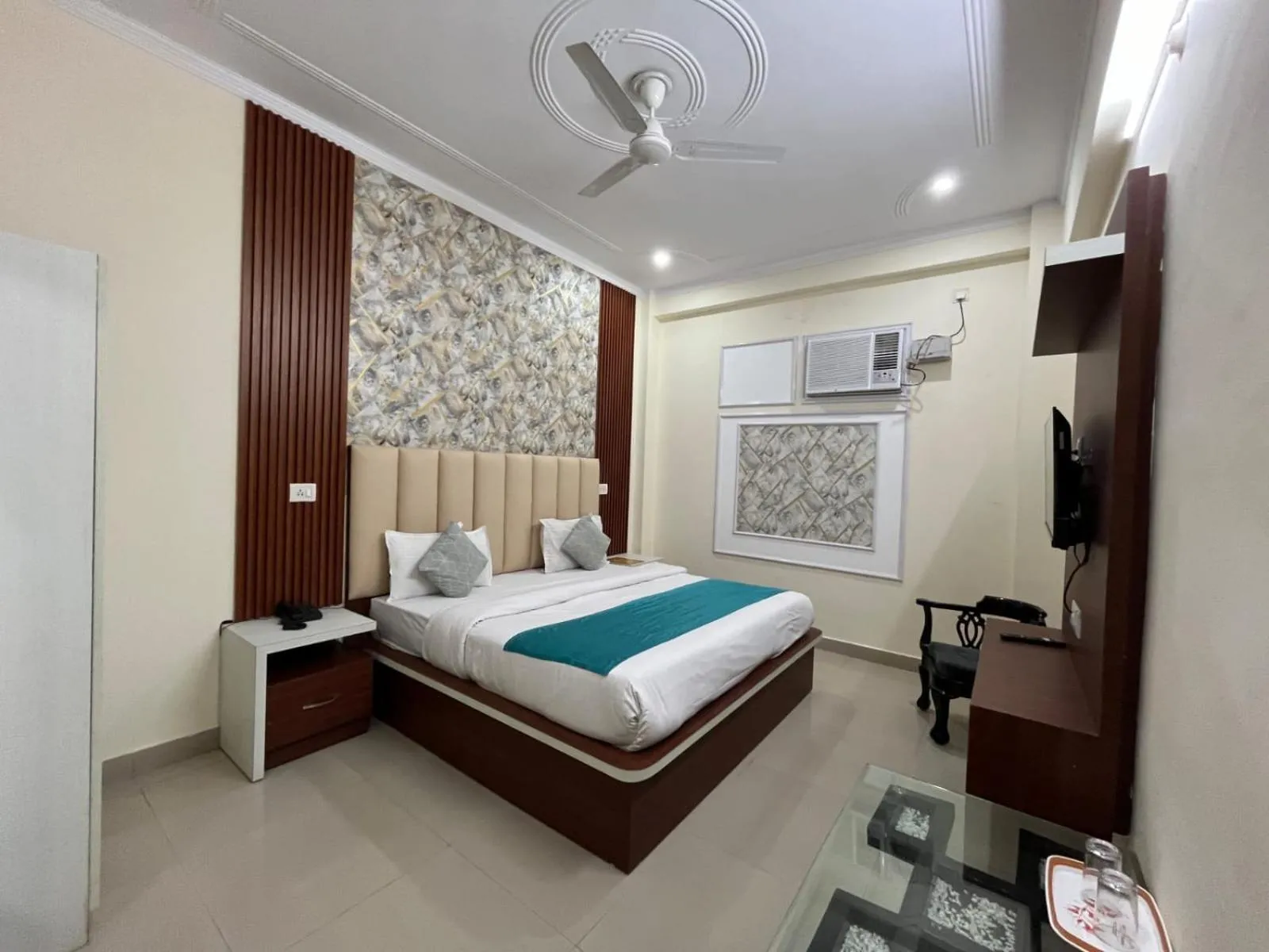 Hotel Paras Plaza