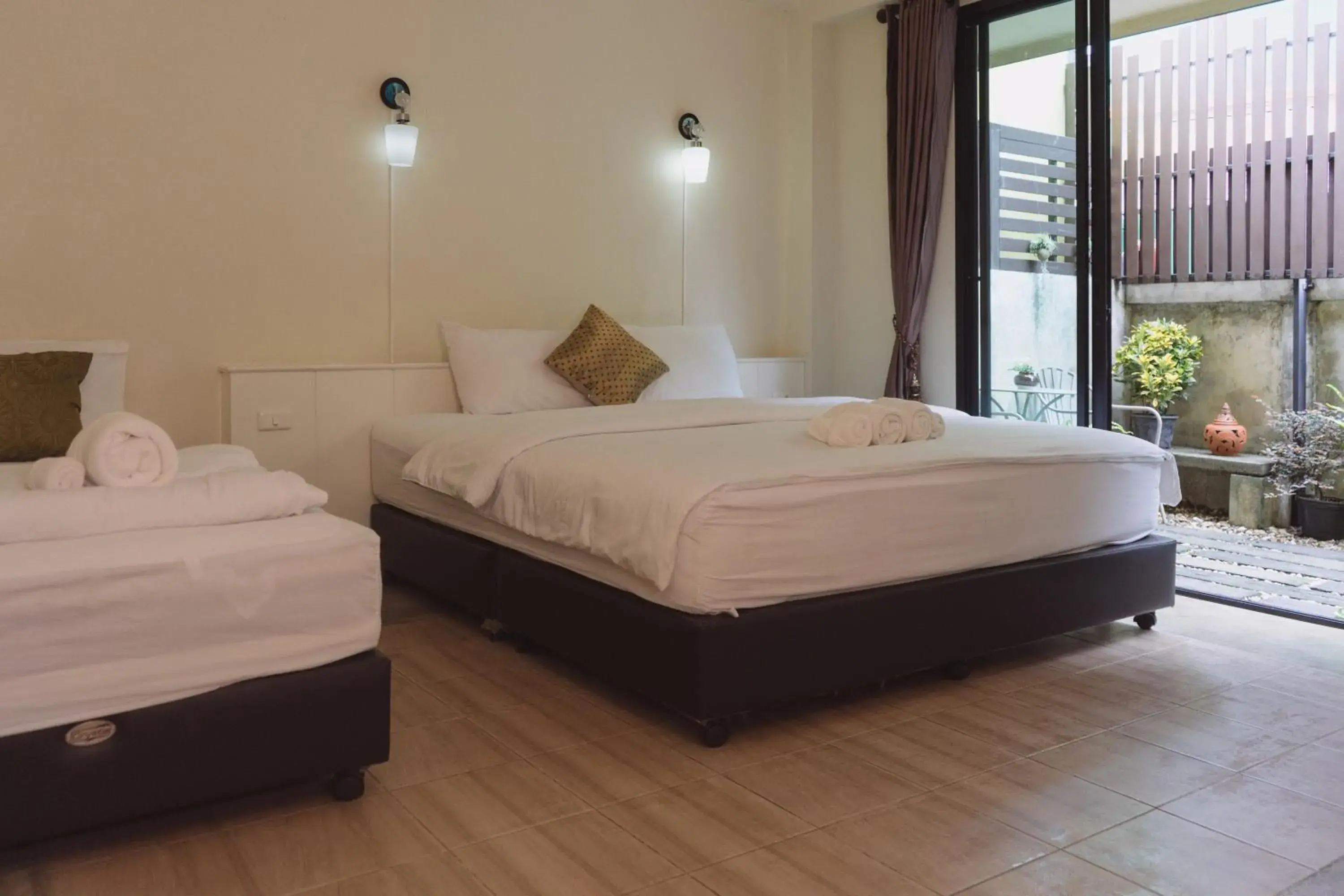 Triple Room with Private Bathroom in Baan Pordeedin Triple Room with Private Bathroom in Baan Pordeedin