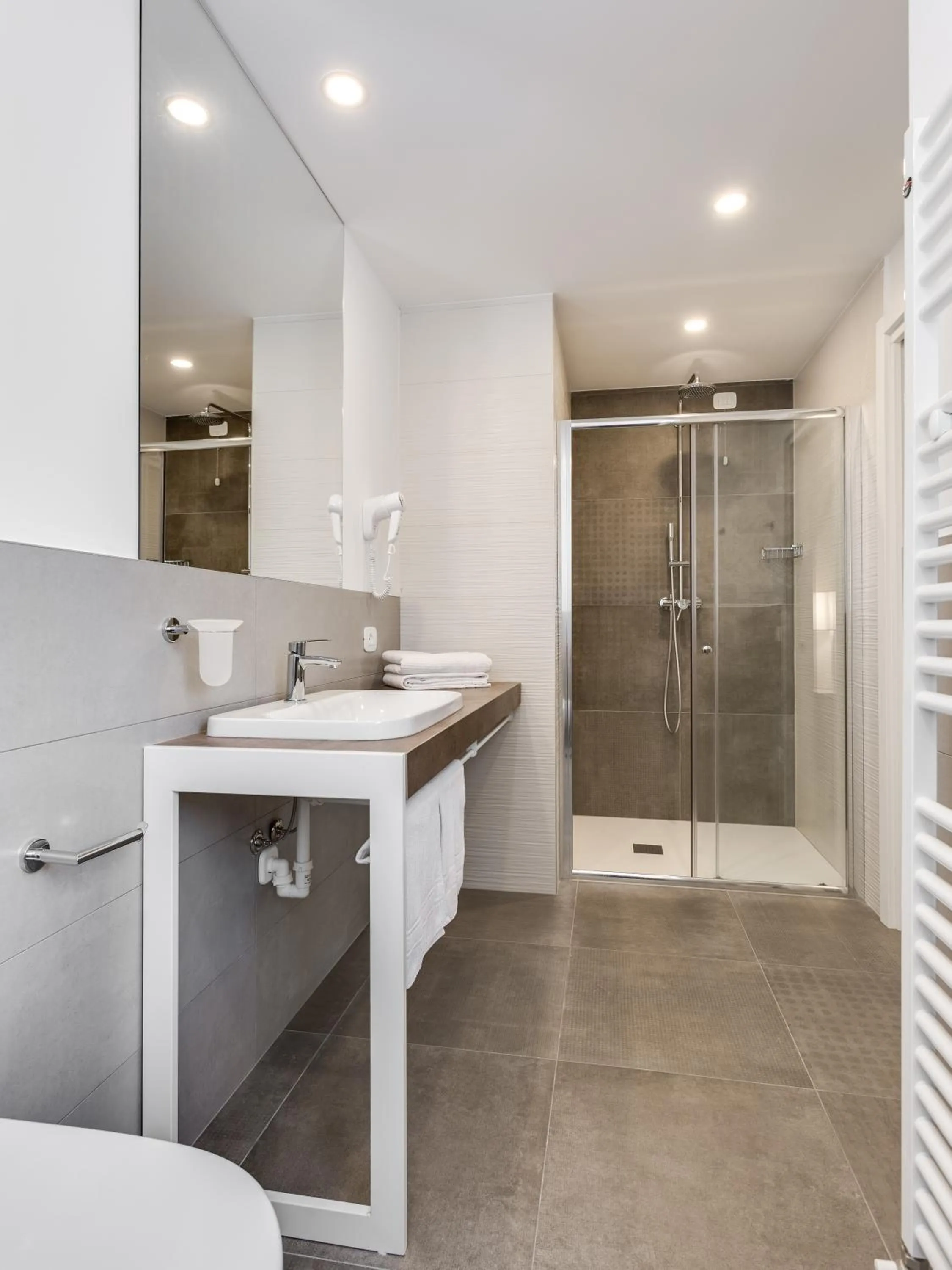 Shower in Hotel Europa