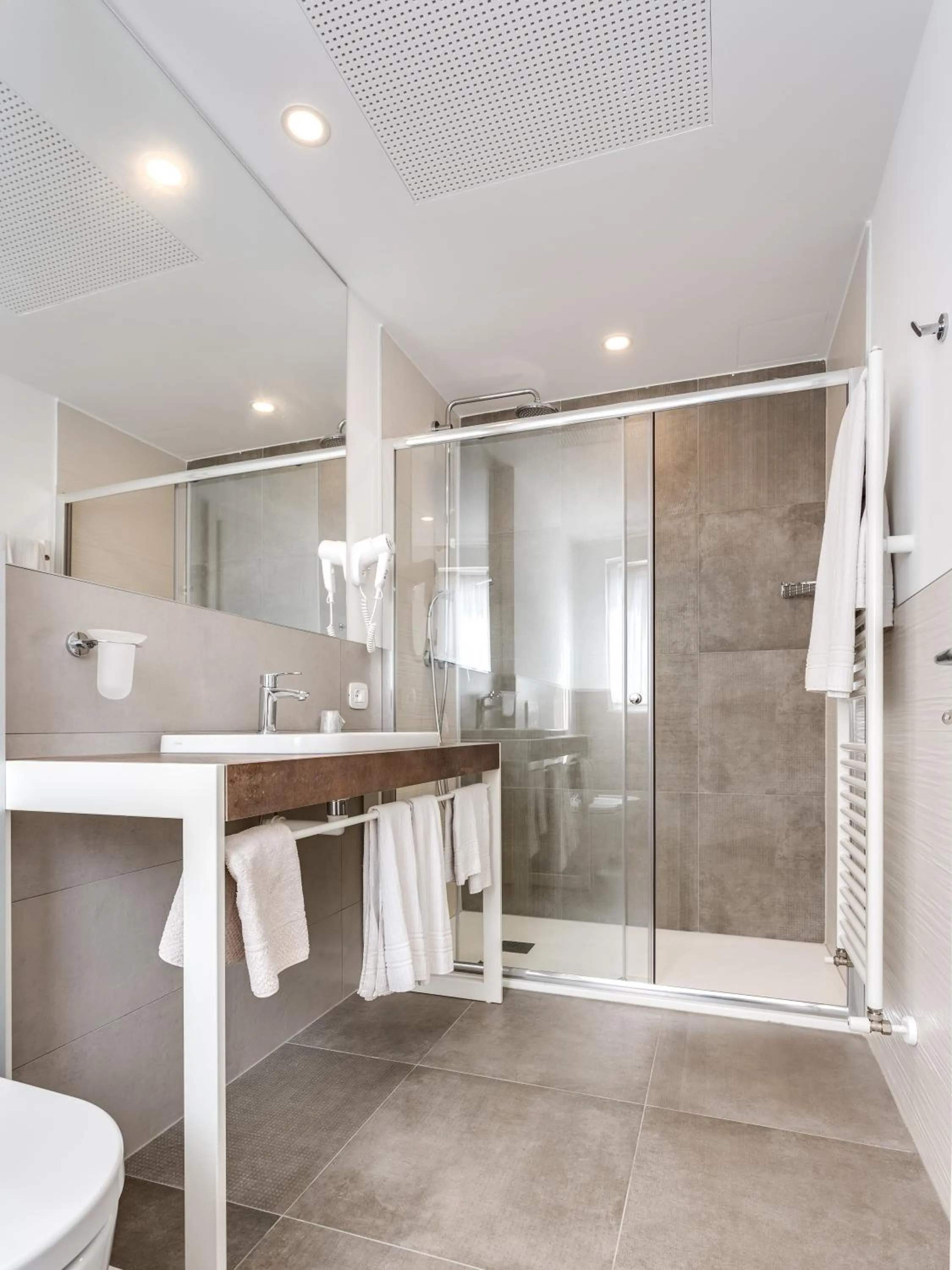 Shower in Hotel Europa