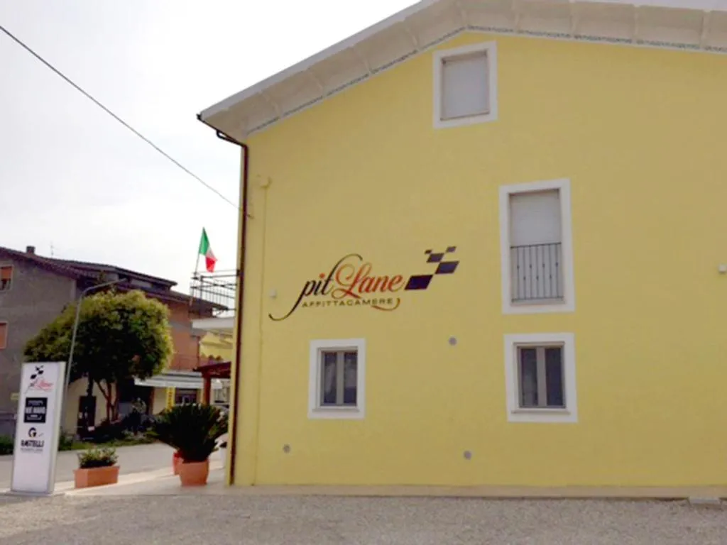 Property building in Pit Lane AFFITTACAMERE