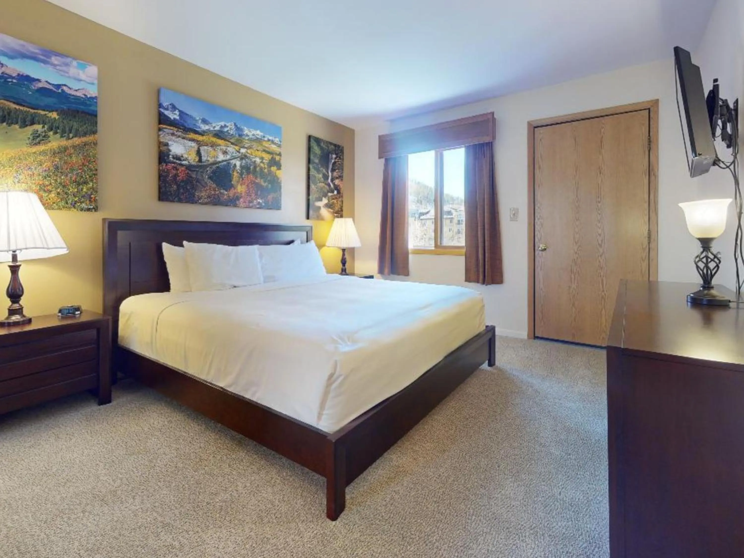 Bedroom, Bed in Enzian - CoralTree Residence Collection