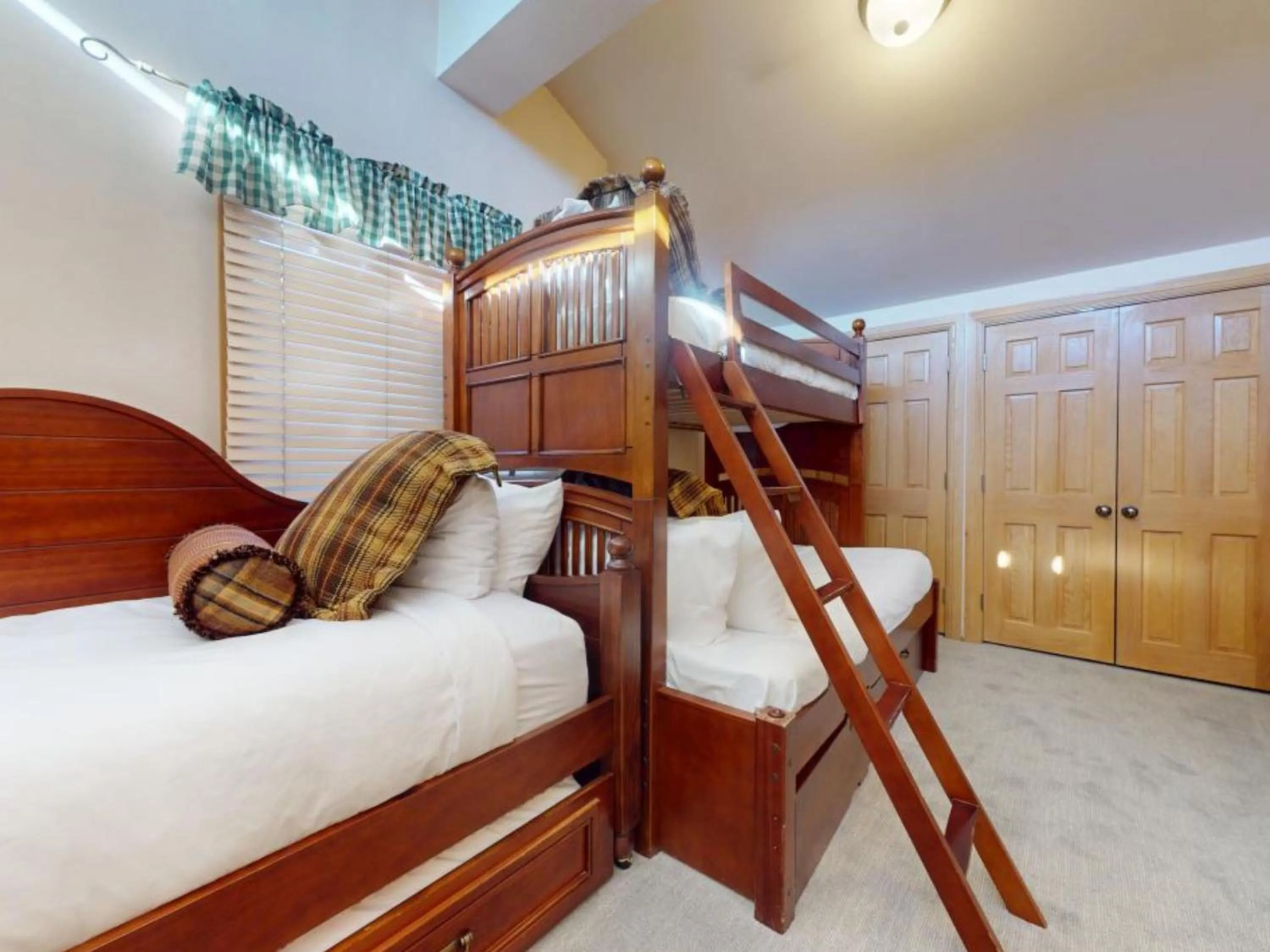 Bedroom, Bed in Enzian - CoralTree Residence Collection