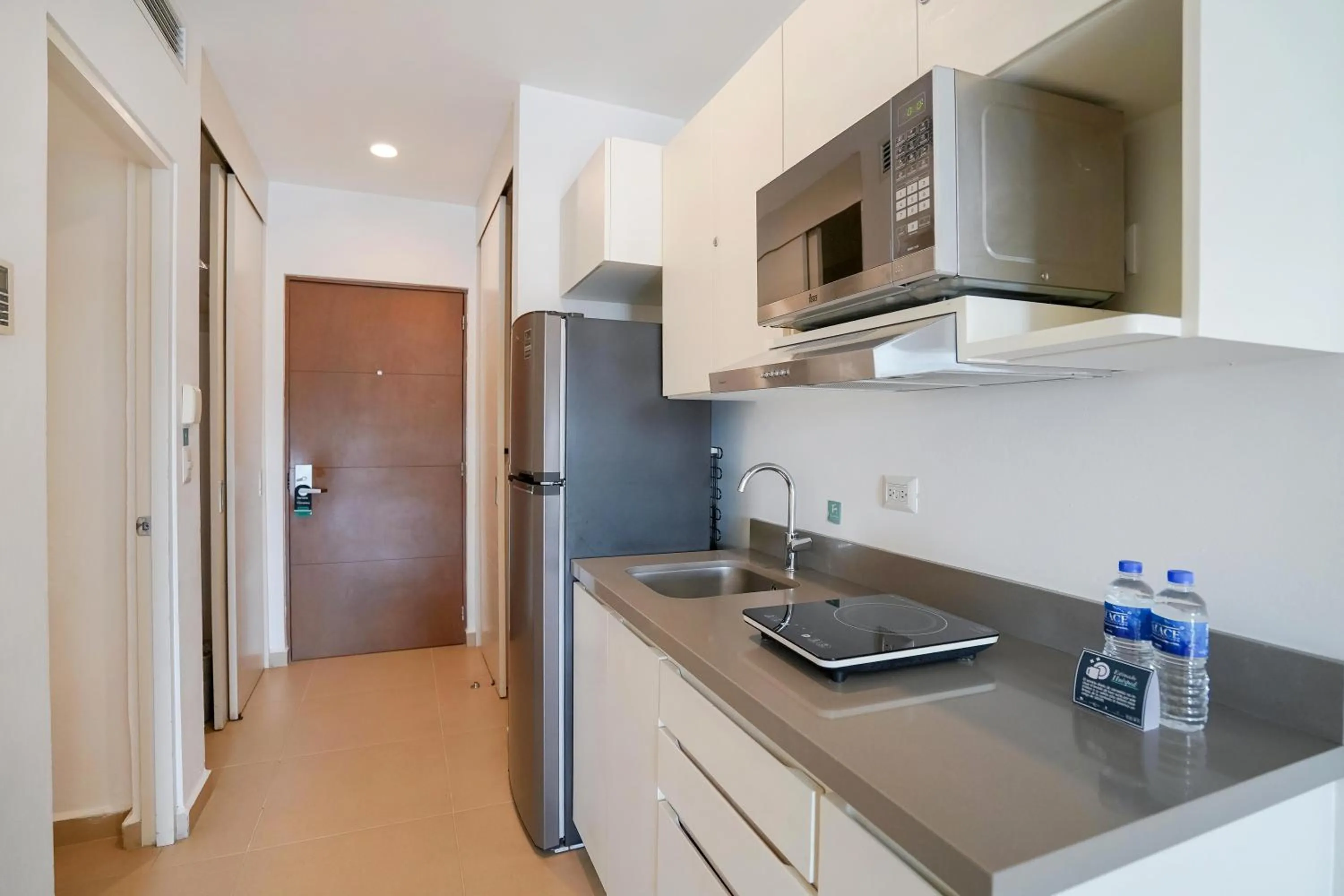 Kitchen or kitchenette in Pacific Palace Beach Tower Hotel