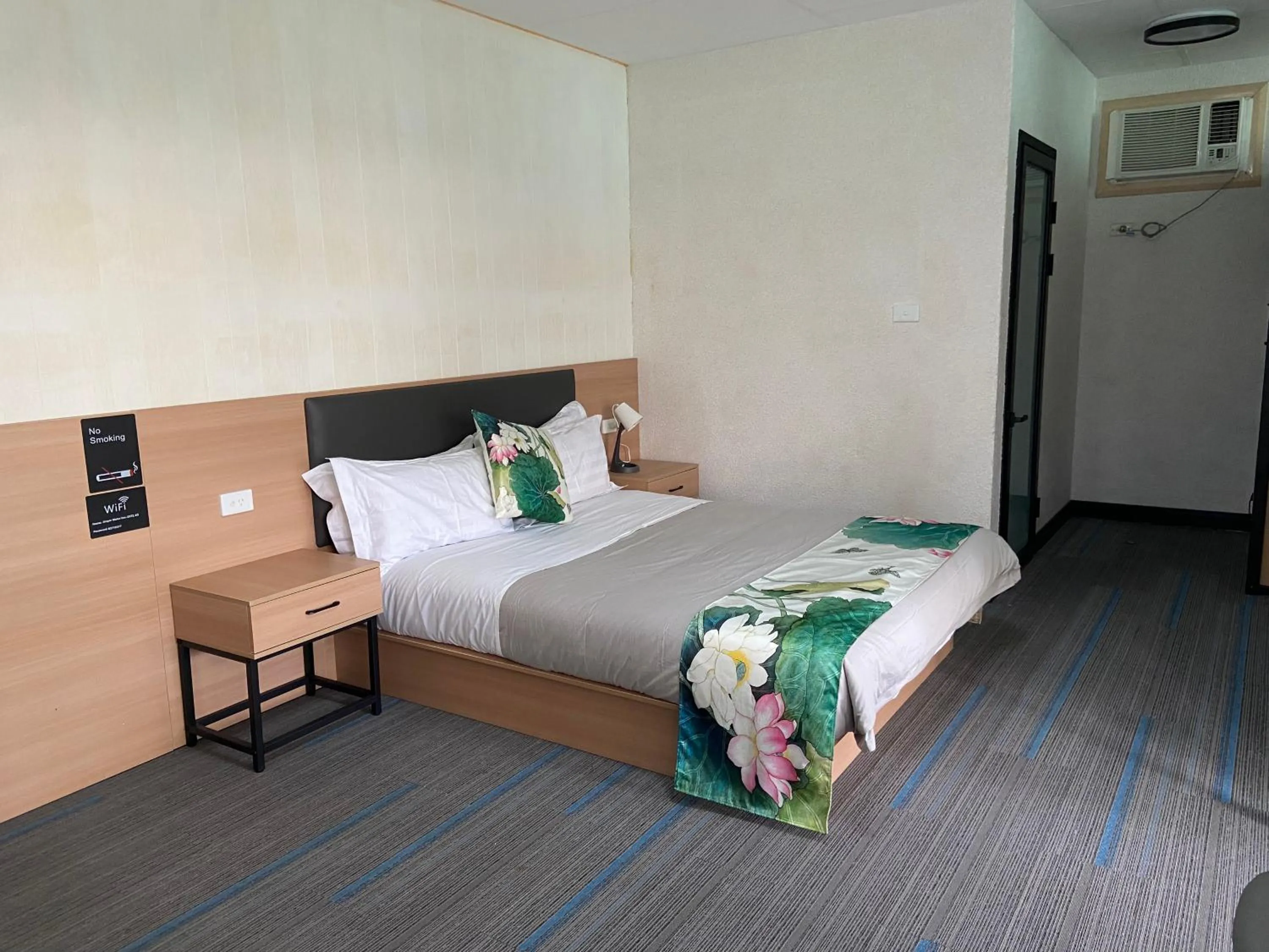 Bed in Jasper Motor Inn