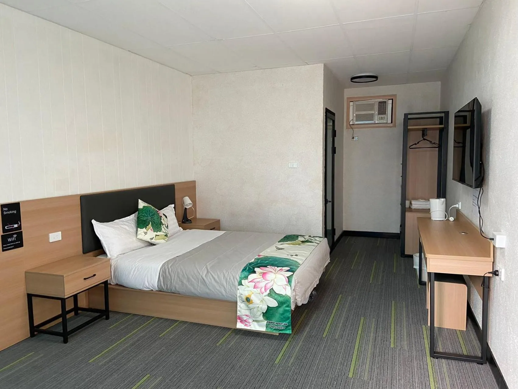 Photo of the whole room, Bed in Jasper Motor Inn