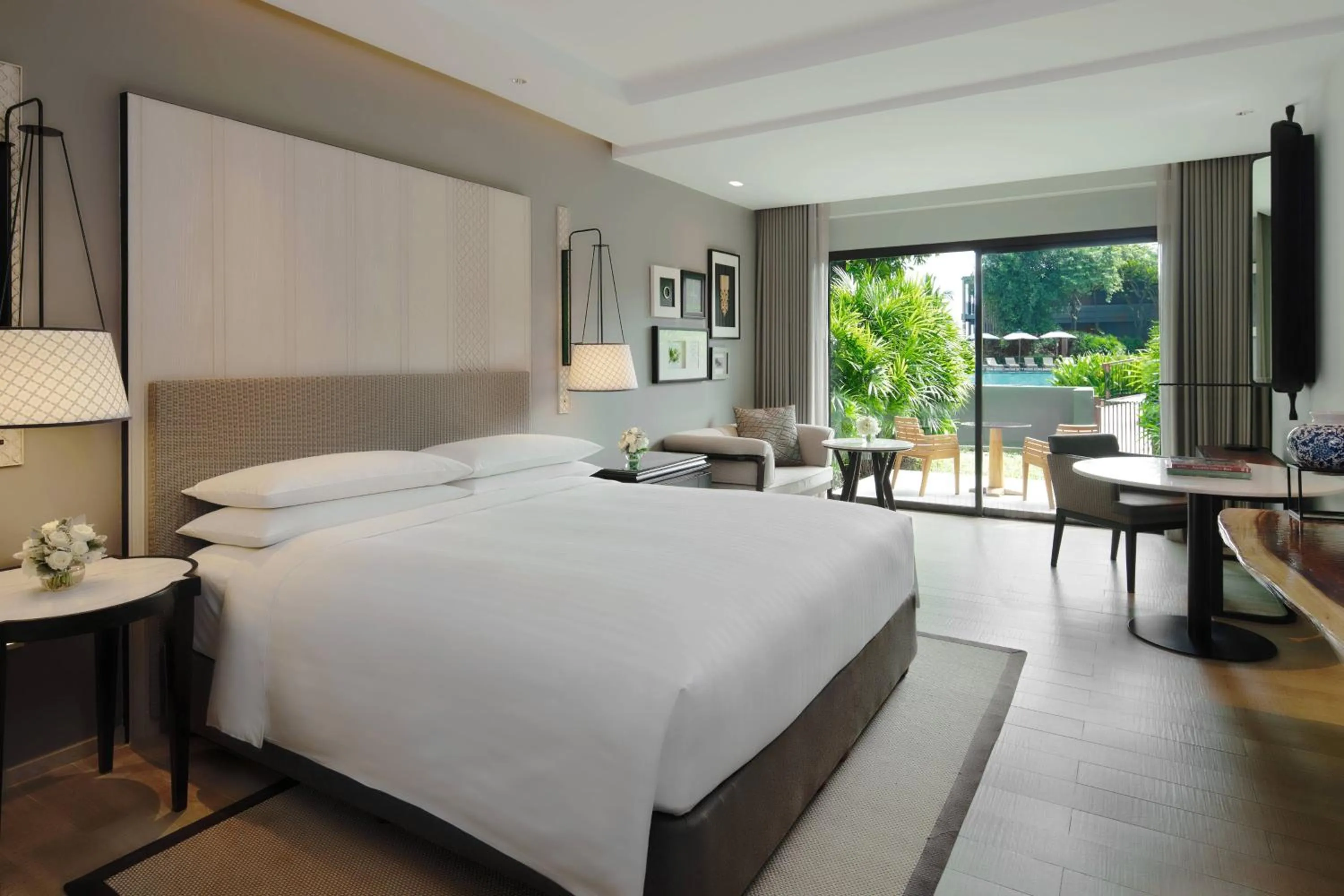 Swimming pool, Bed in Hua Hin Marriott Resort and Spa