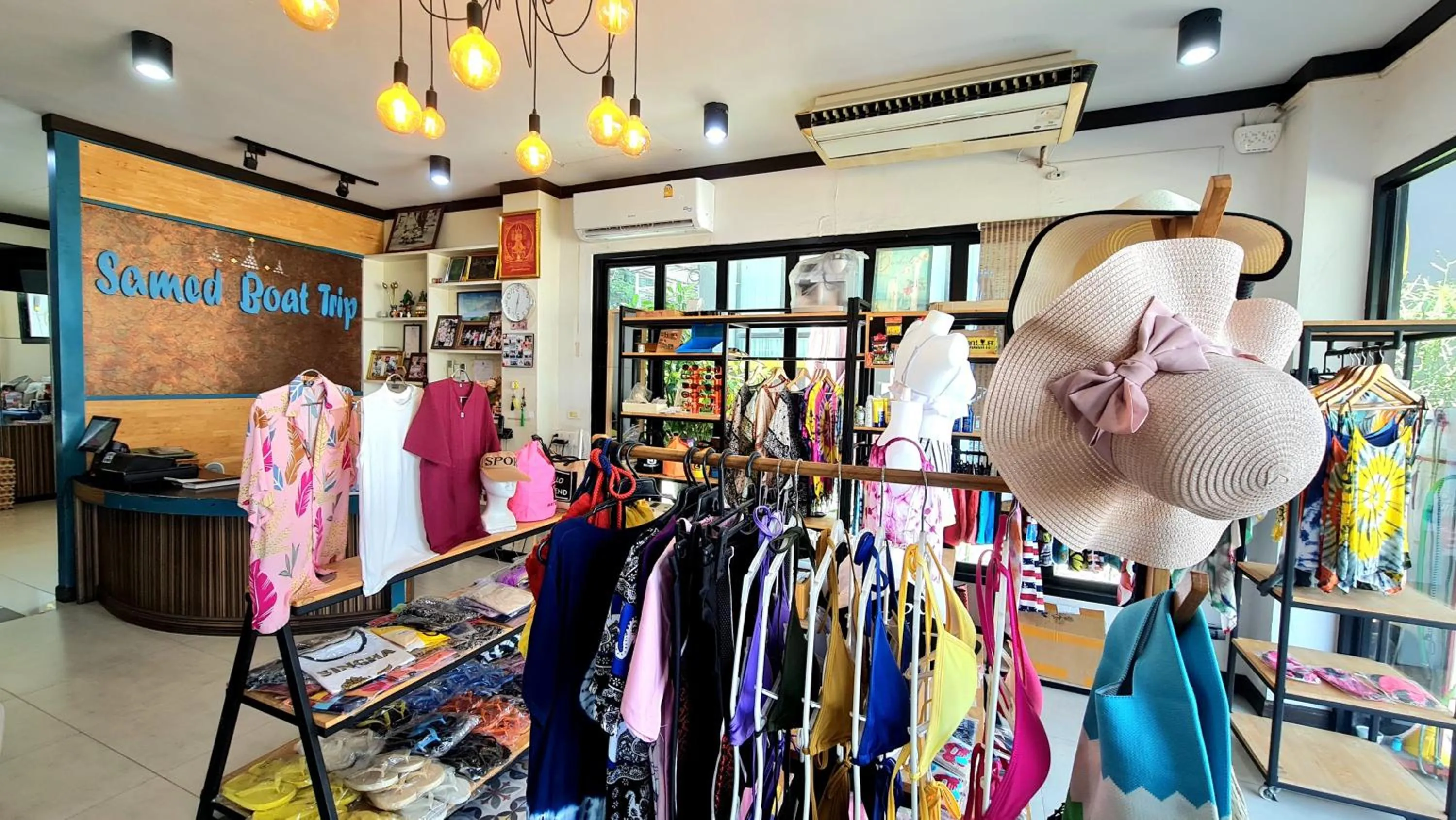 On-site shops in Samed Port View