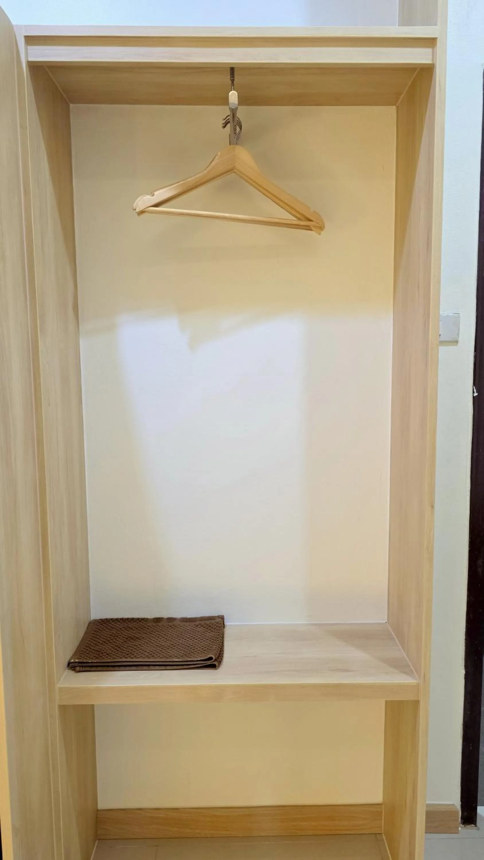 wardrobe in Samed Port View