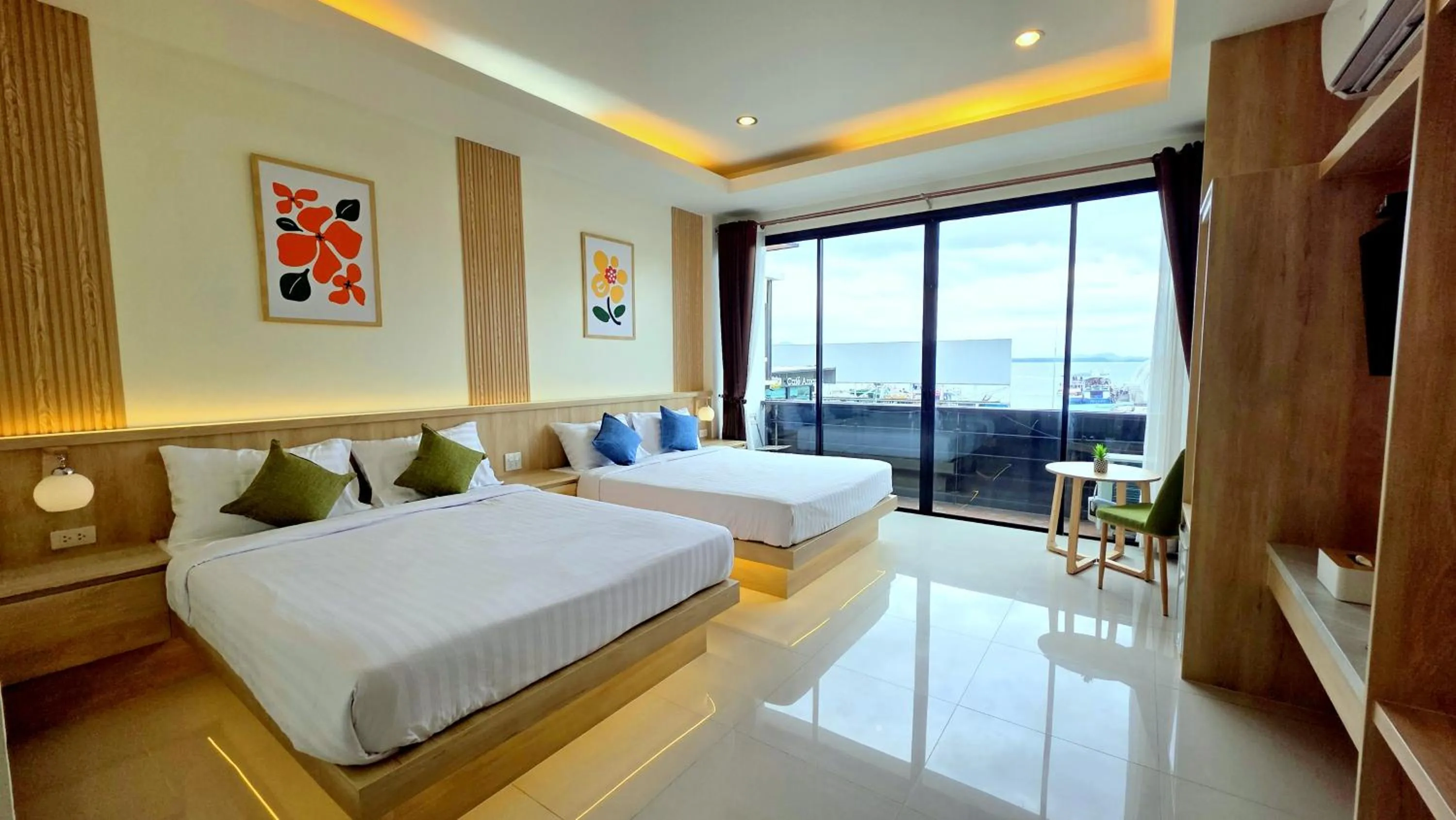 Photo of the whole room, Bed in Samed Port View