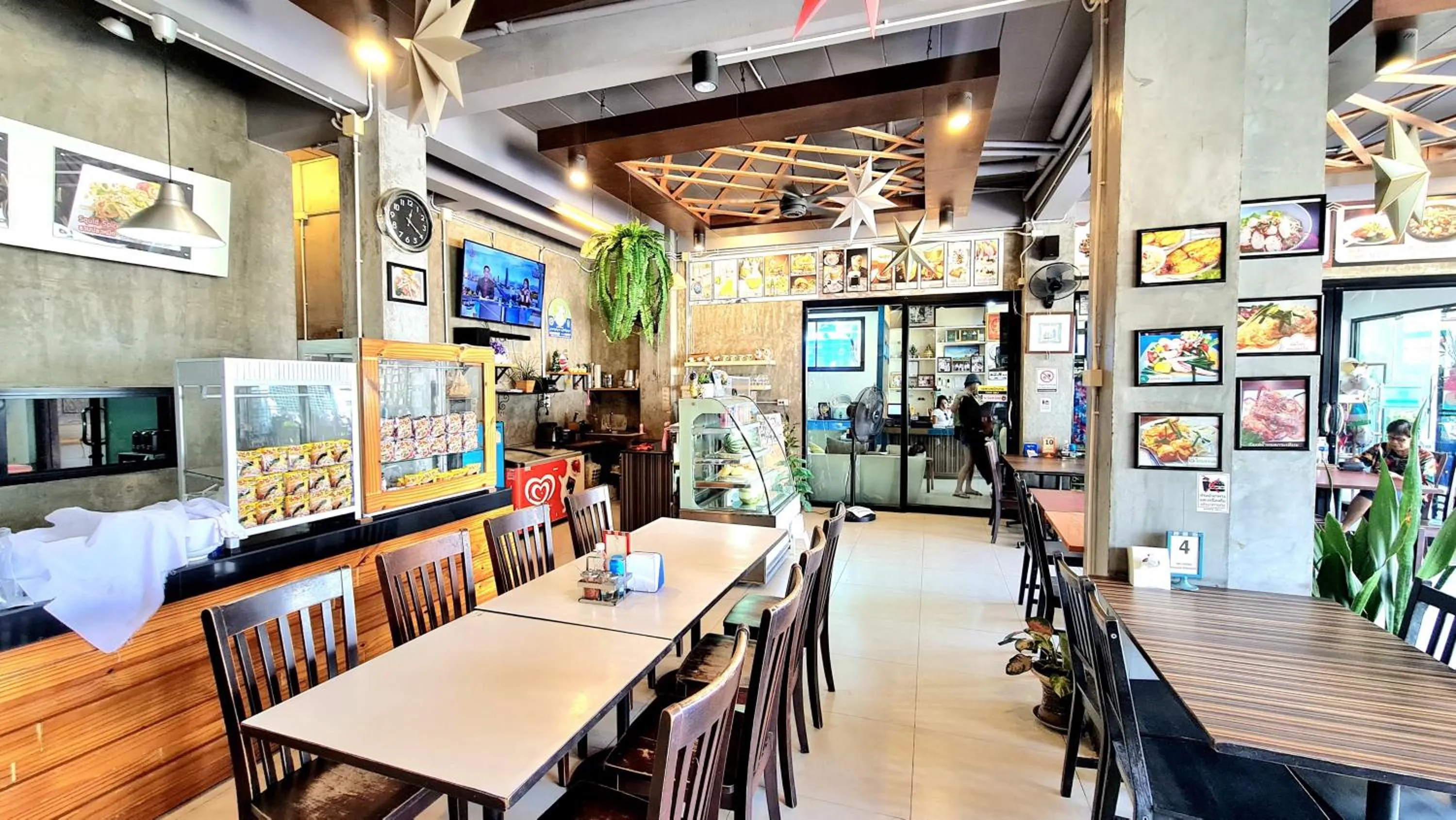 Restaurant/places to eat in Samed Port View