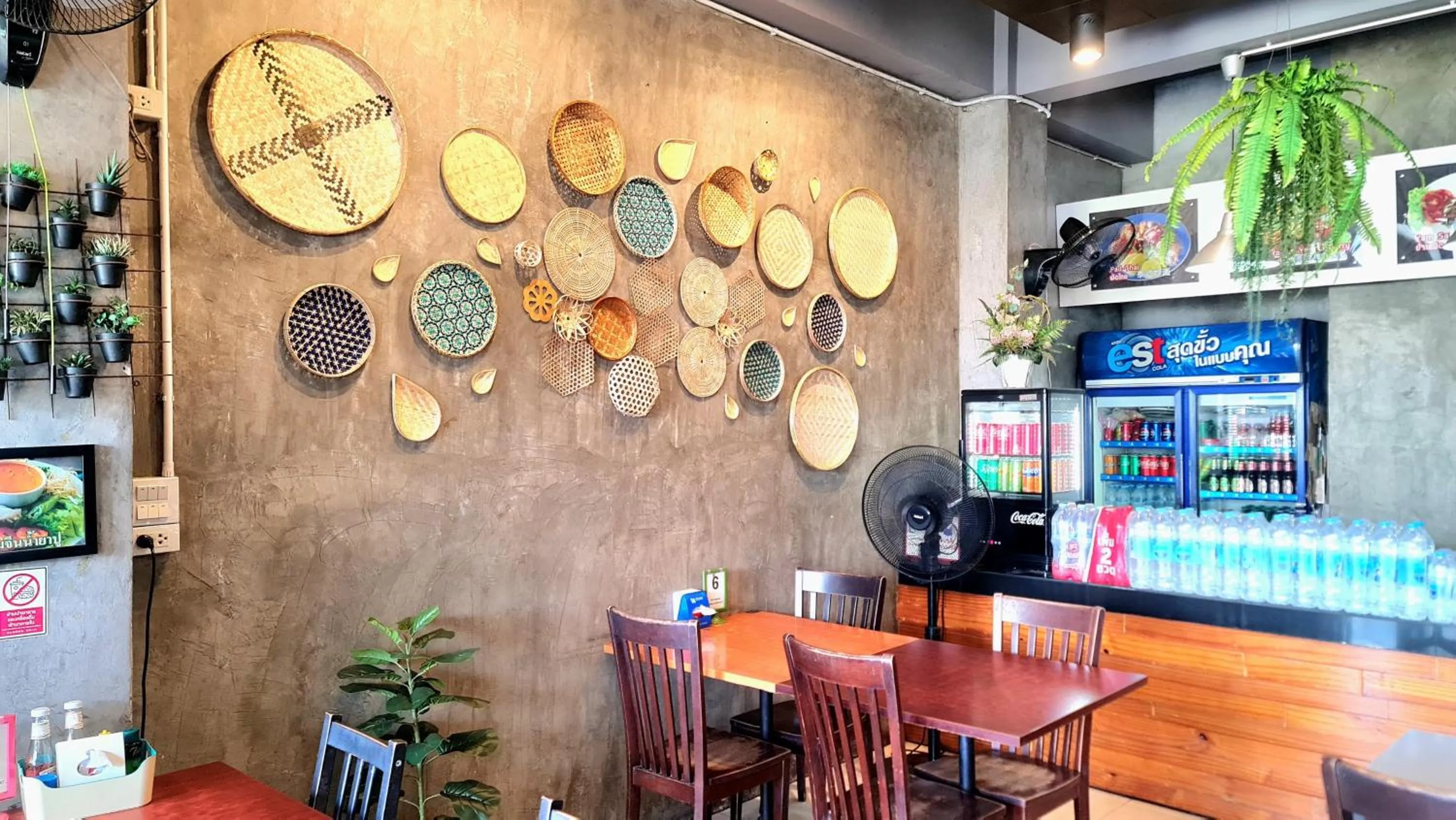 Restaurant/places to eat in Samed Port View