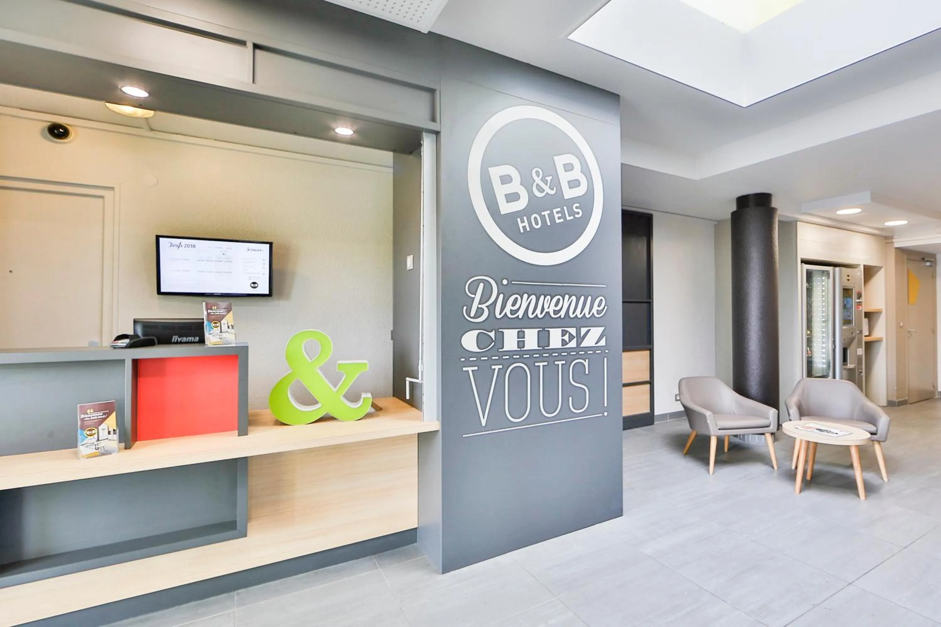 Lobby or reception in B&B HOTEL Montélimar Nord