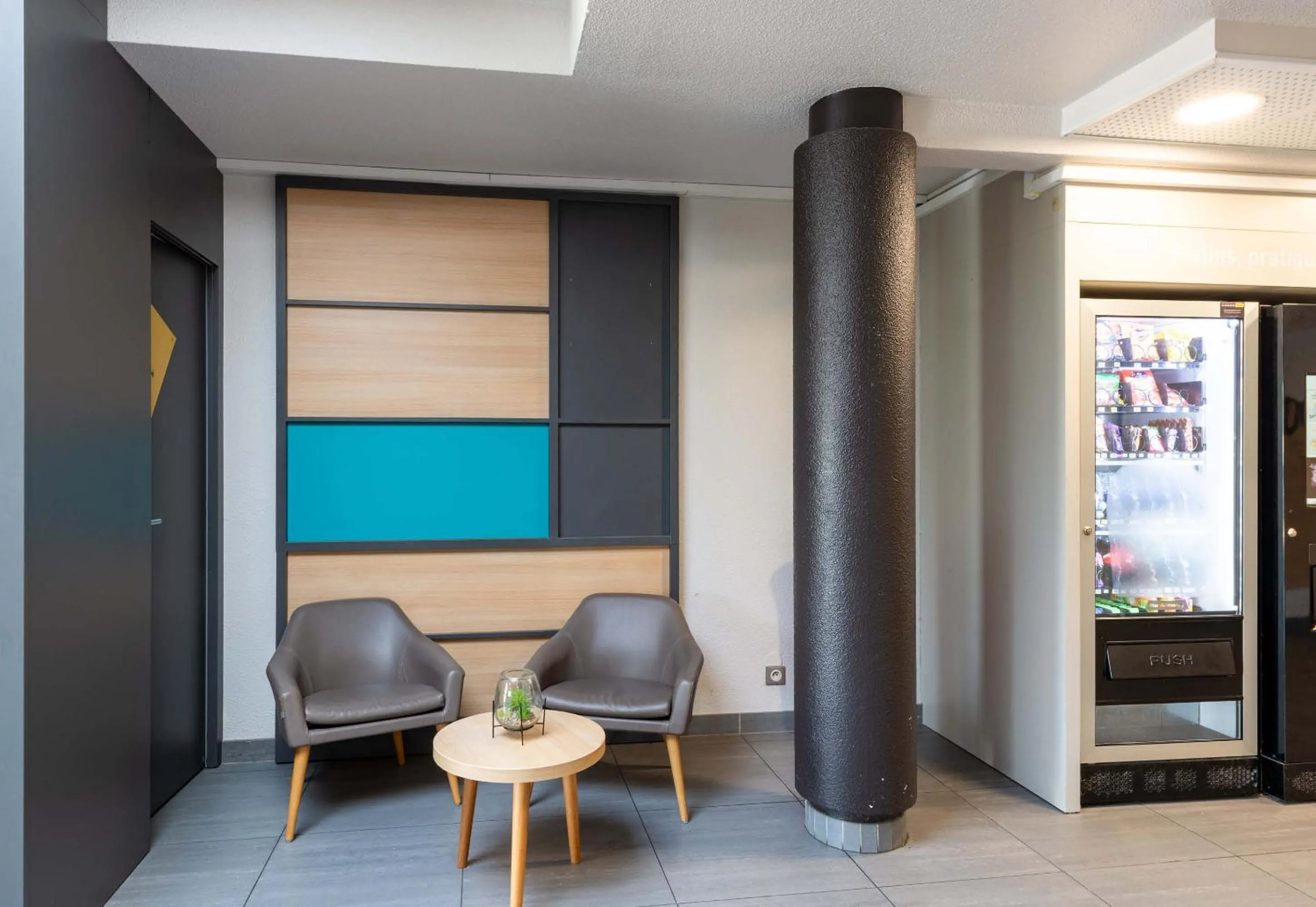 Seating area in B&B HOTEL Montélimar Nord