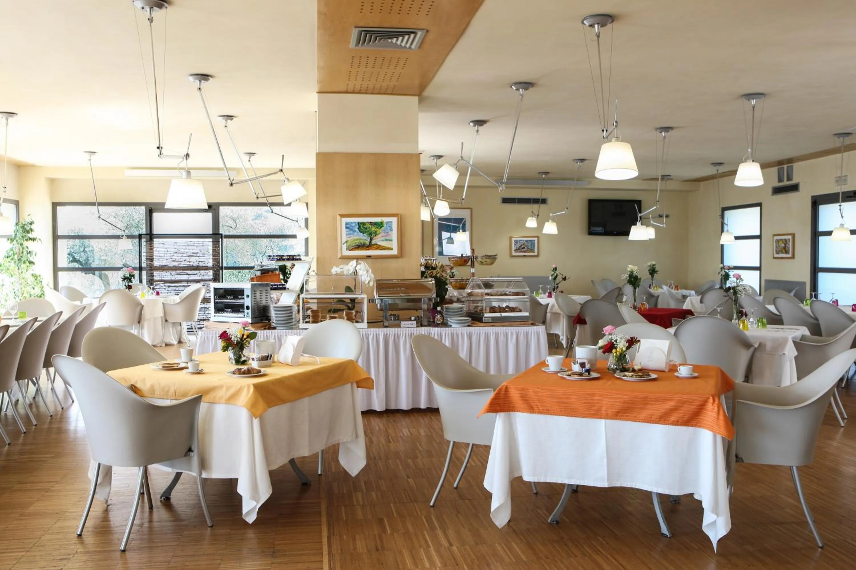 Restaurant/places to eat in Grand Hotel Garden