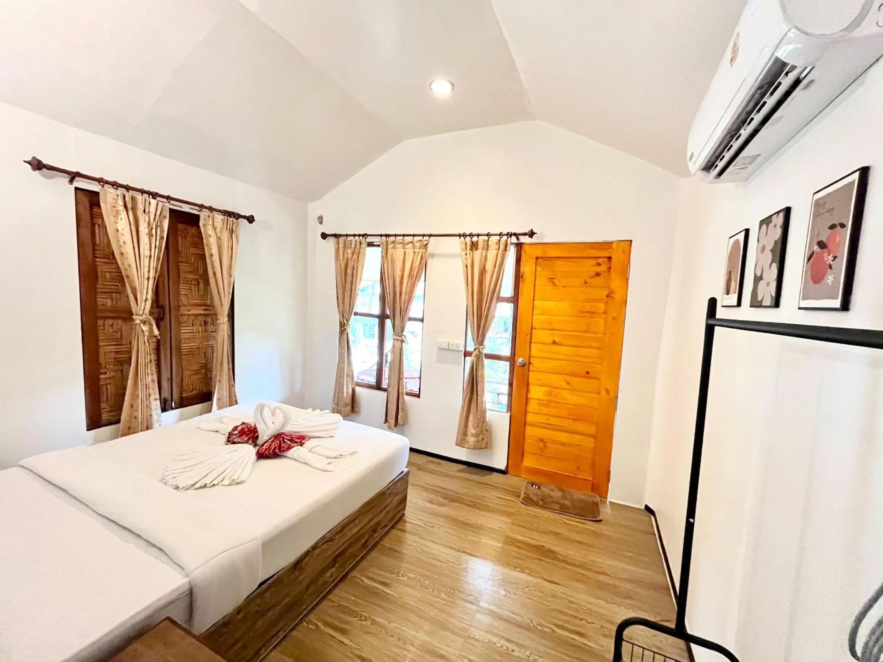 Photo of the whole room, Bed in Koh Mook Garden Beach Resort