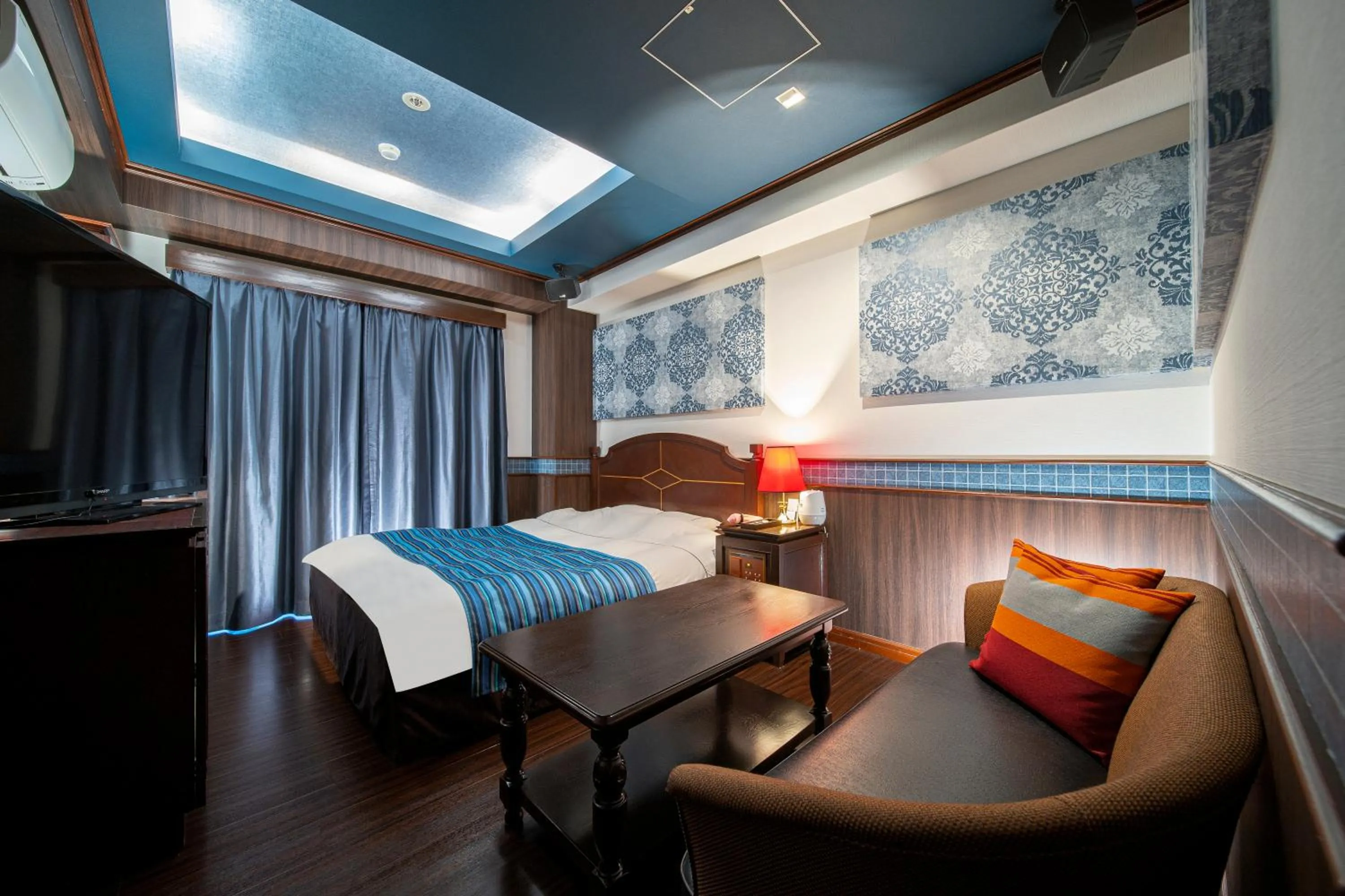 Photo of the whole room, Bed in Hotel Salle de bain