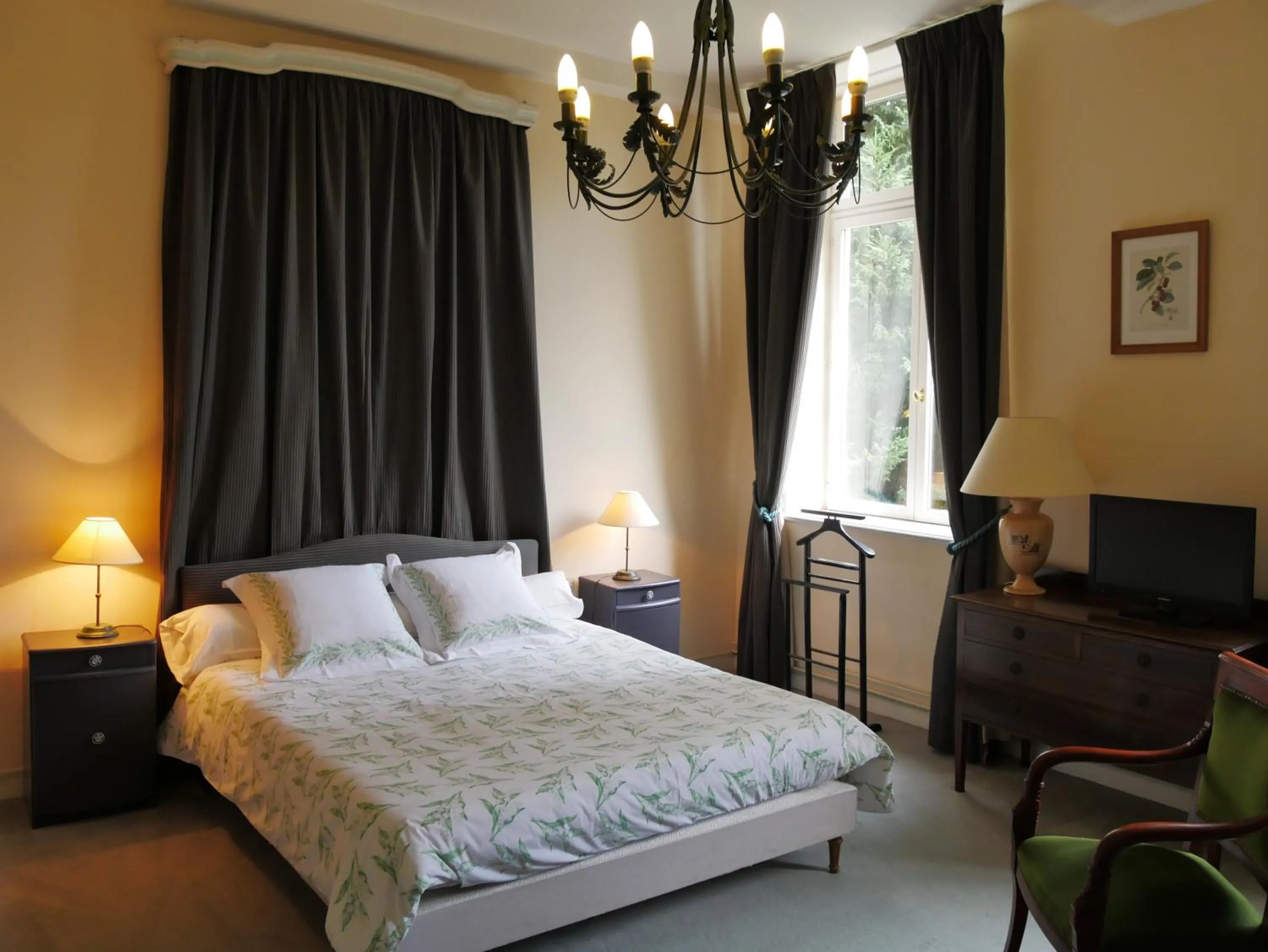 Photo of the whole room, Bed in Chambres d'hôtes Château de Courcelette