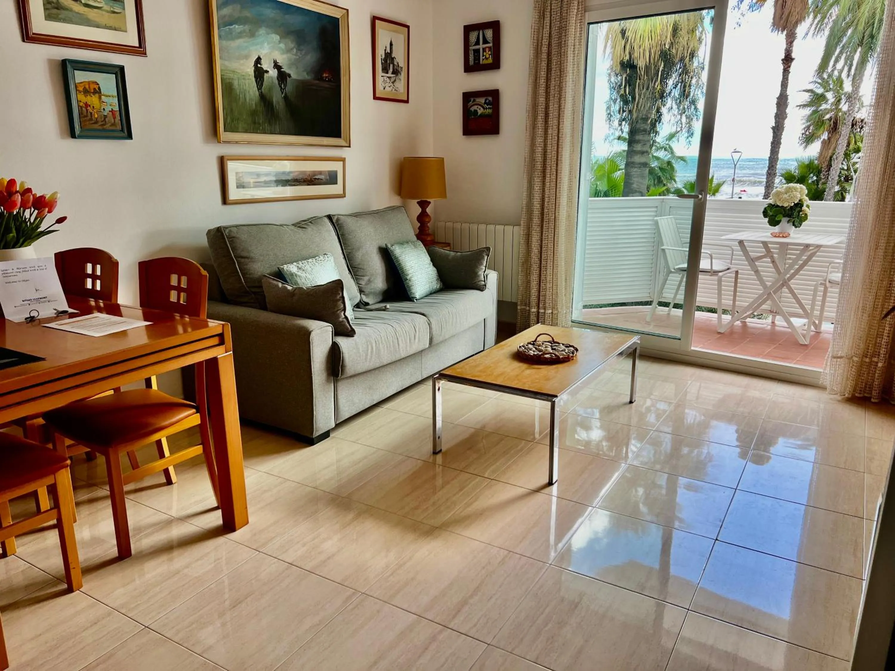 Communal lounge/ TV room in Sitges Seafront RIBERA