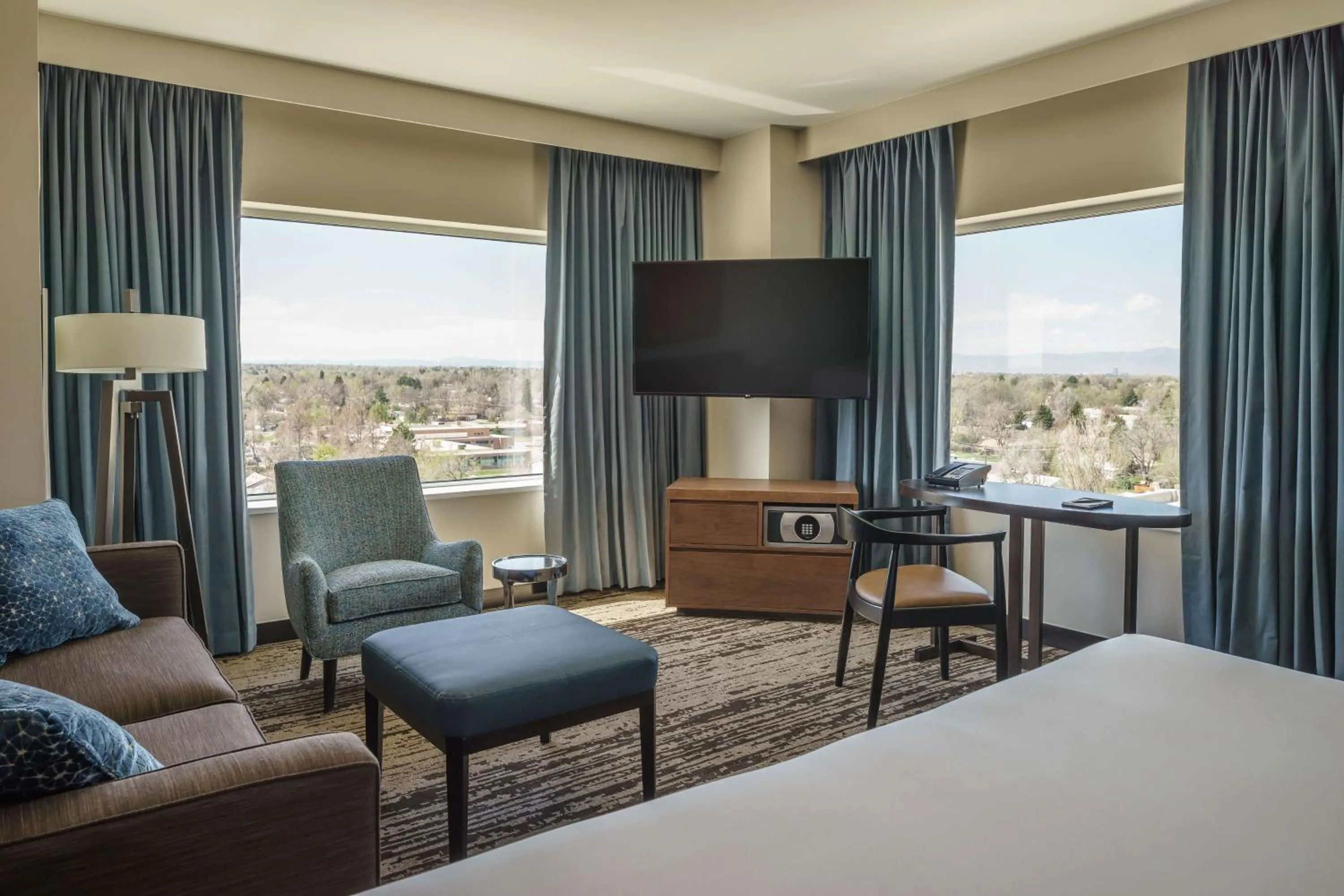 Photo of the whole room, Bed in Hyatt Regency Aurora-Denver Conference Center