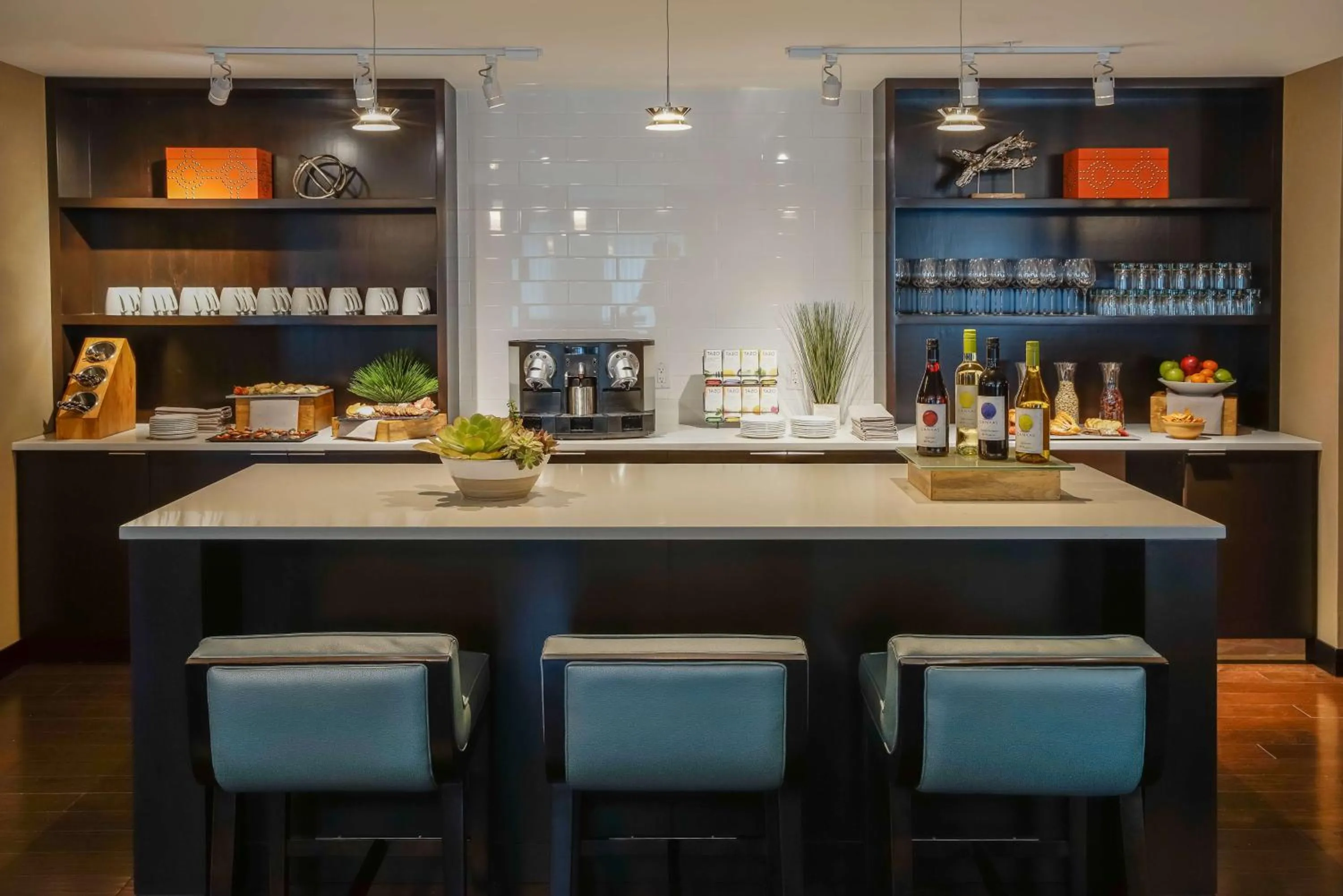 Lounge or bar in Hyatt Regency Aurora-Denver Conference Center