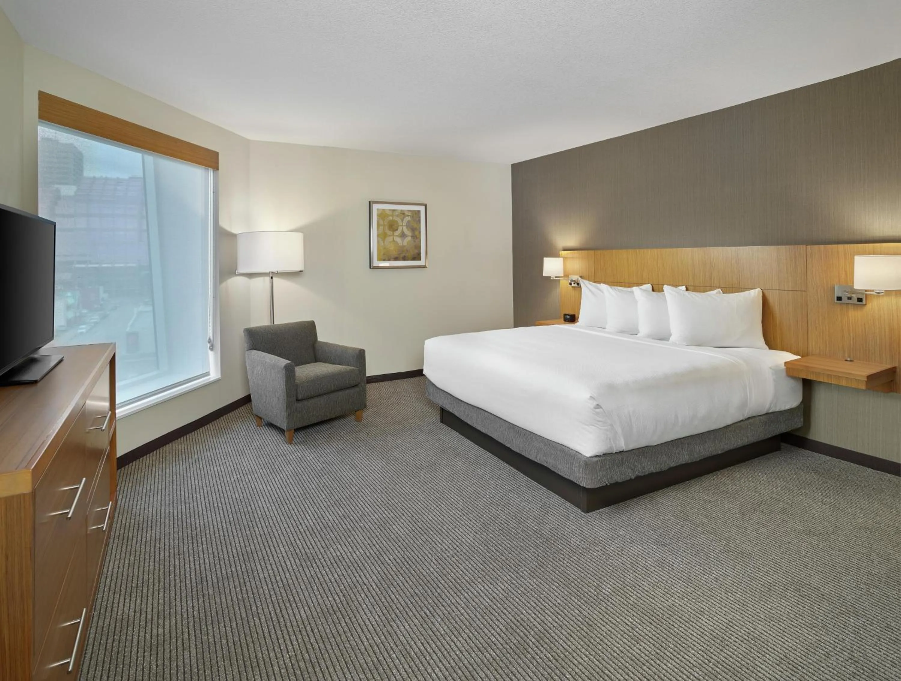 Bedroom, Bed in DoubleTree by Hilton Edmonton Downtown