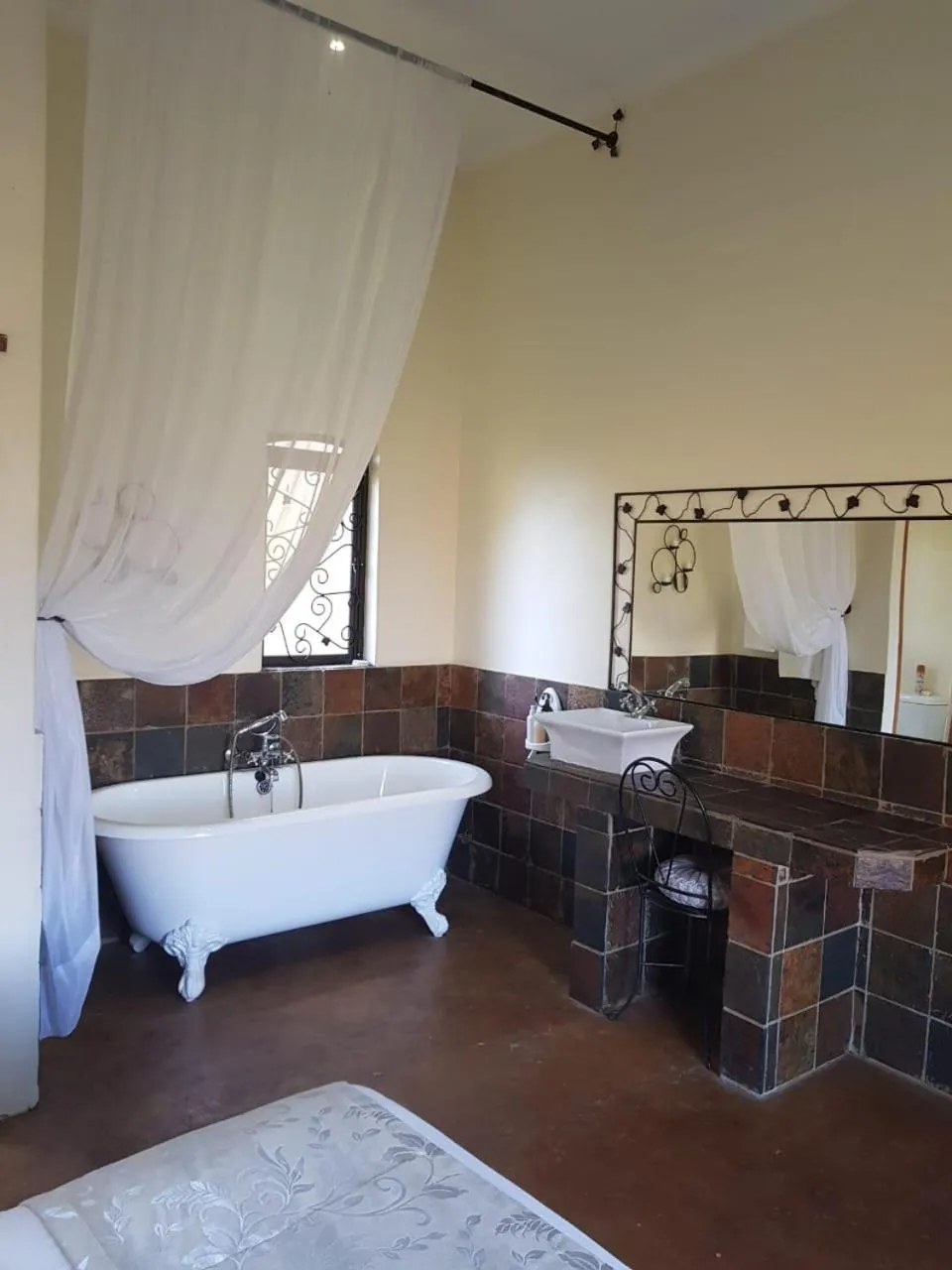 Bathroom, Bed in River Crossing