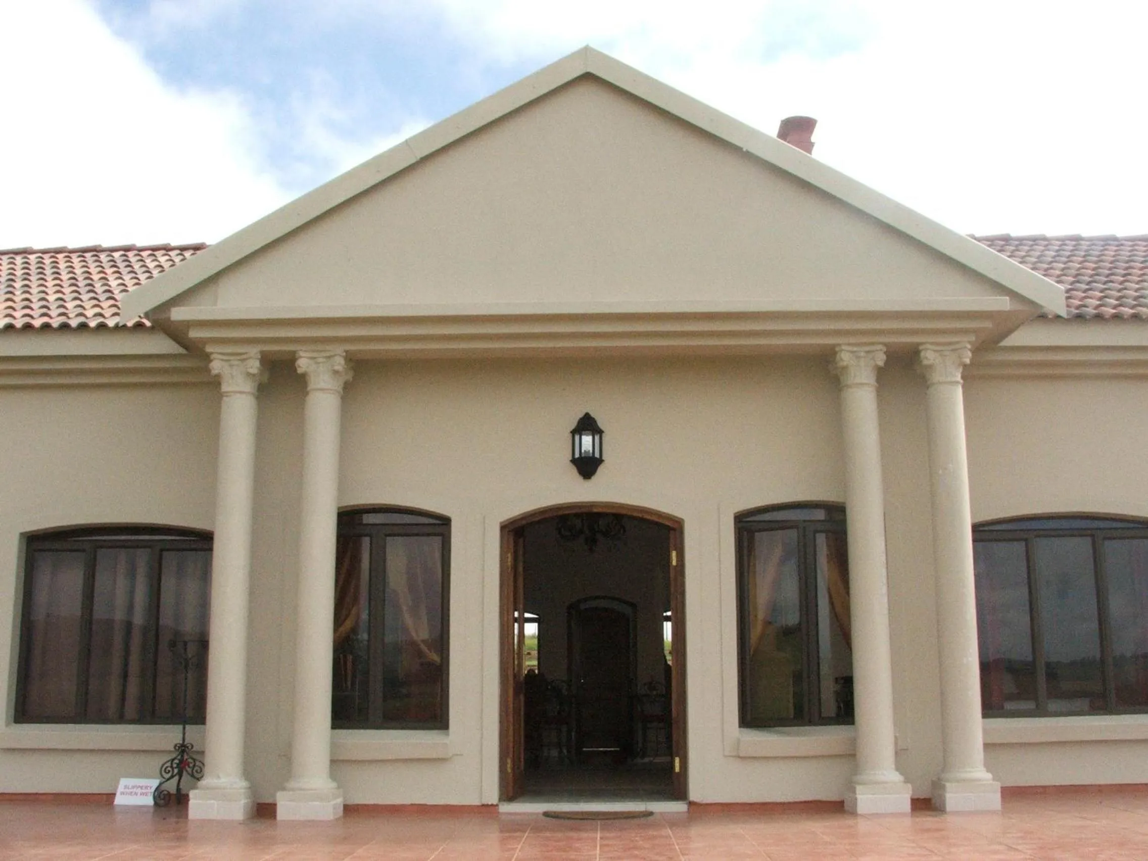 Facade/entrance in River Crossing