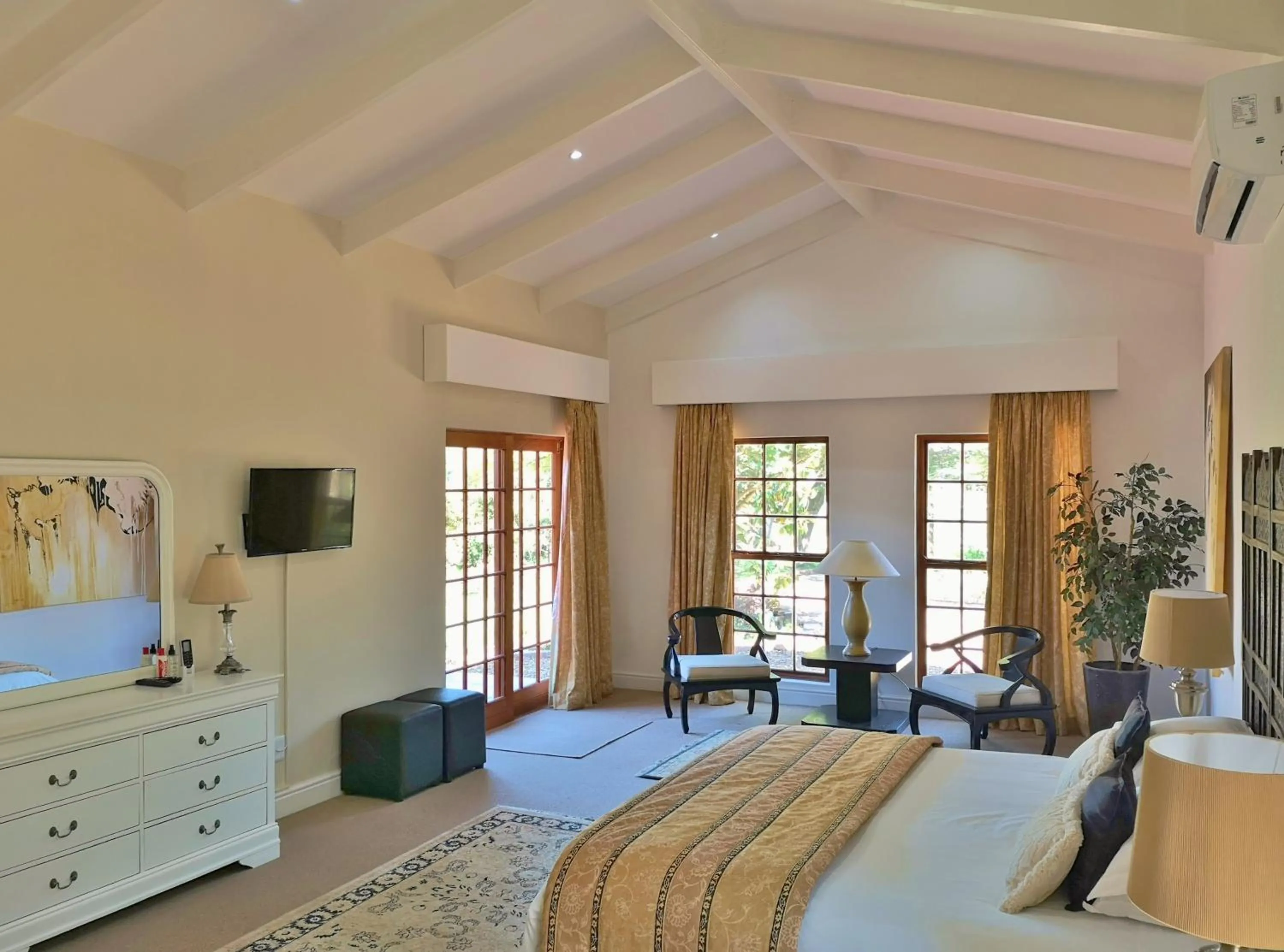 Bed in Val d'Or Estate