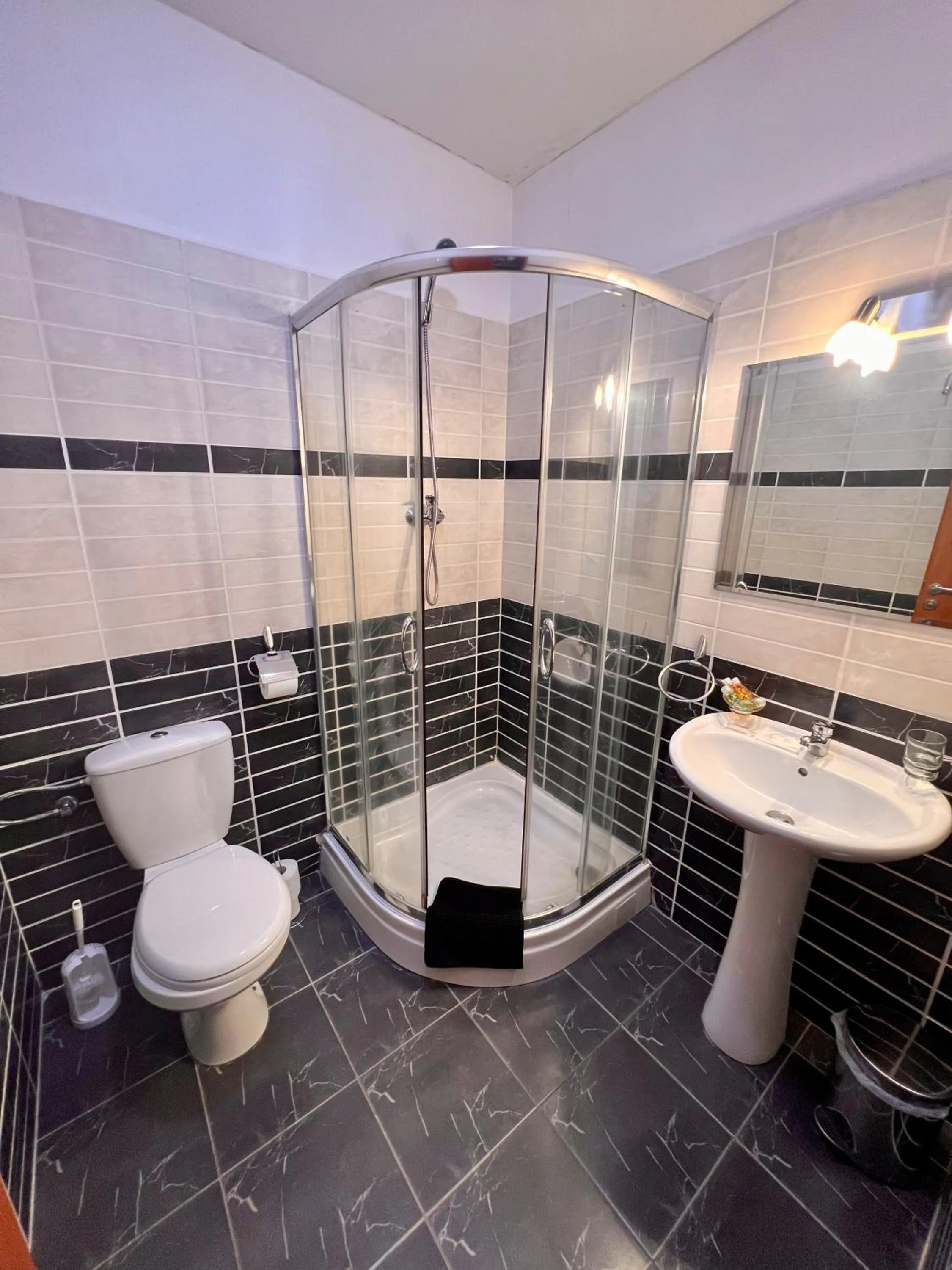 Shower in Hotel CAVOK letiště Příbram