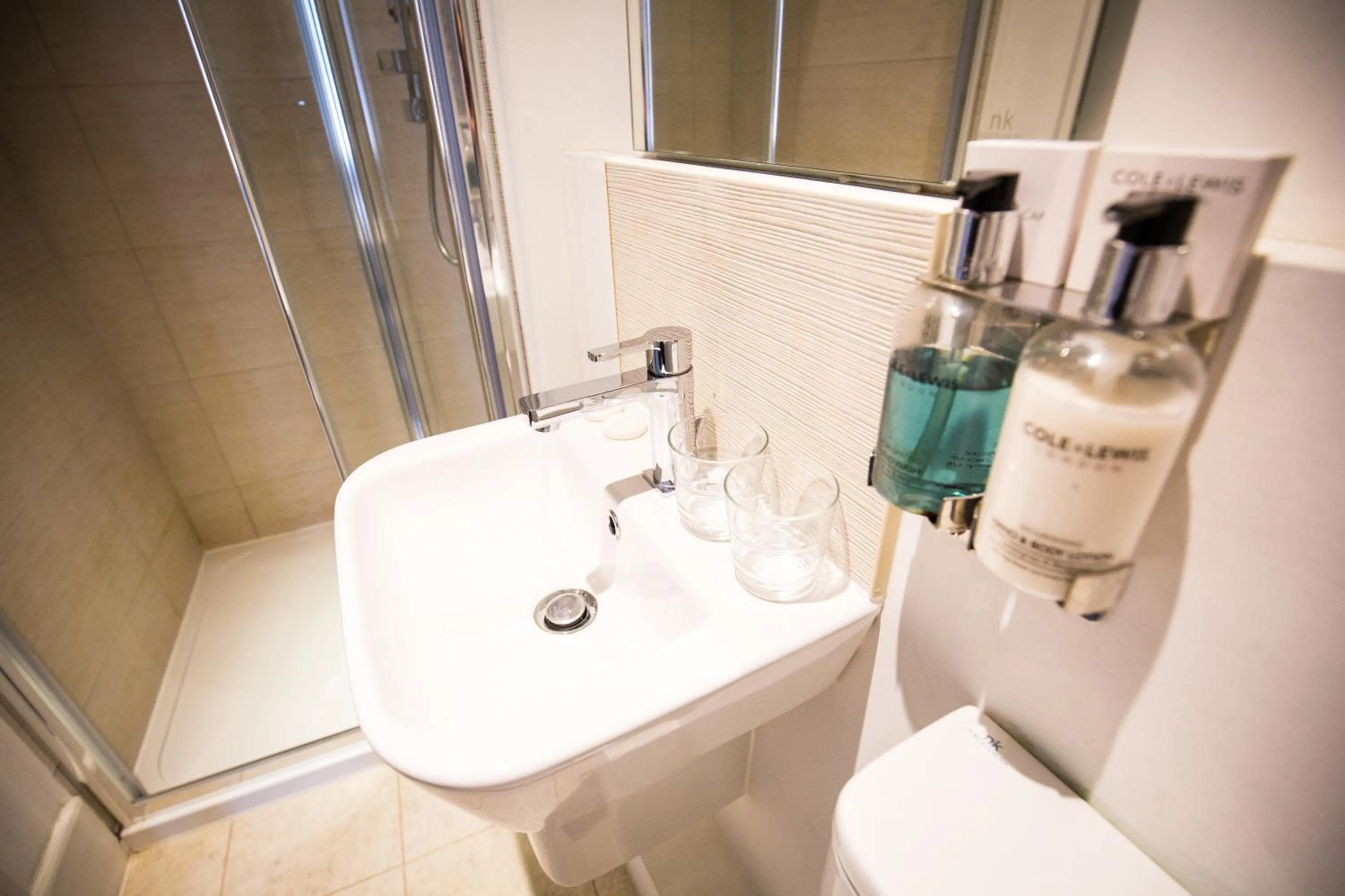 Bathroom in The Cardinals Hat