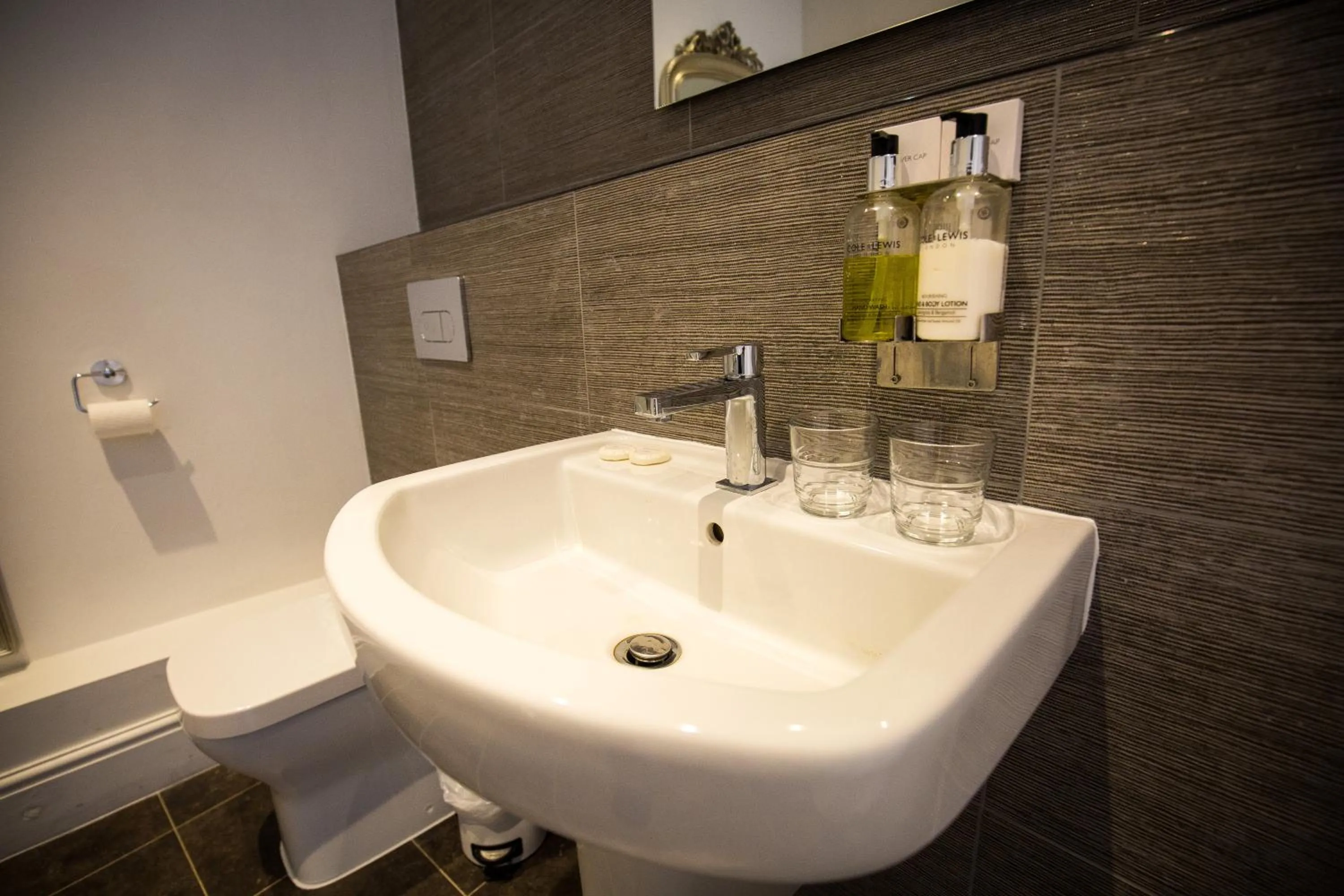 Bathroom in The Cardinals Hat