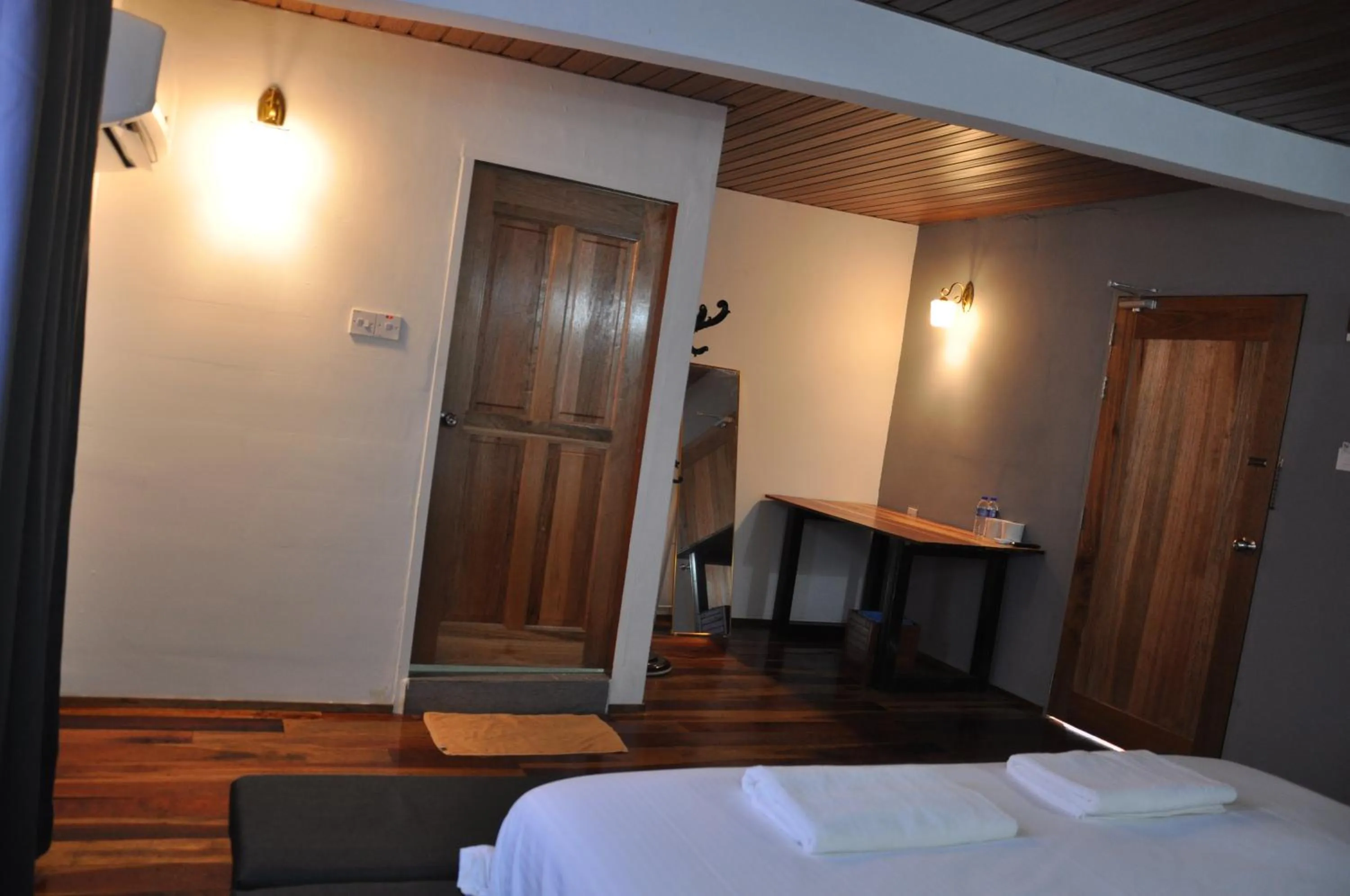 Photo of the whole room, Bed in Joe Fisherman Inn