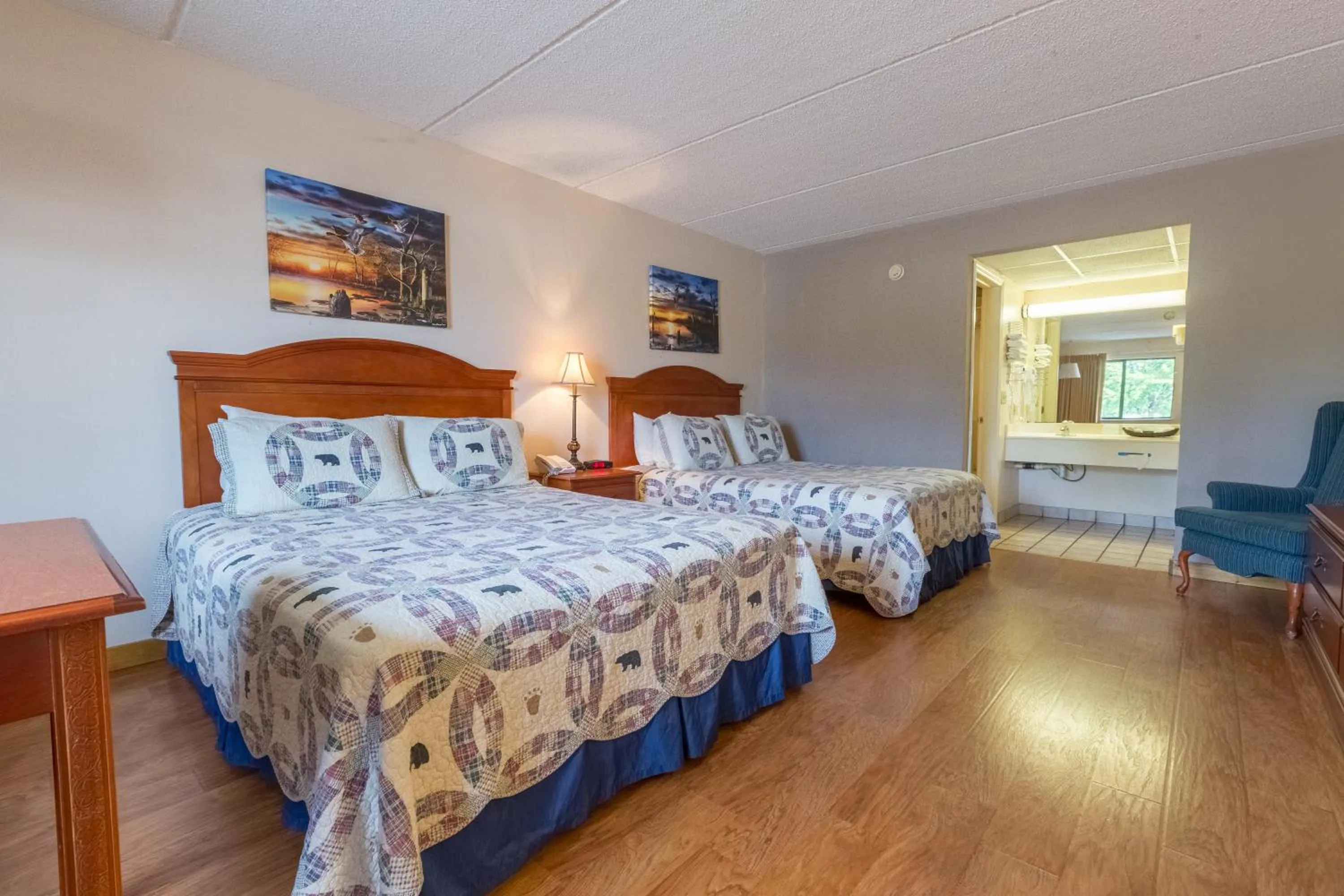 Photo of the whole room, Bed in Mountain Breeze Motel