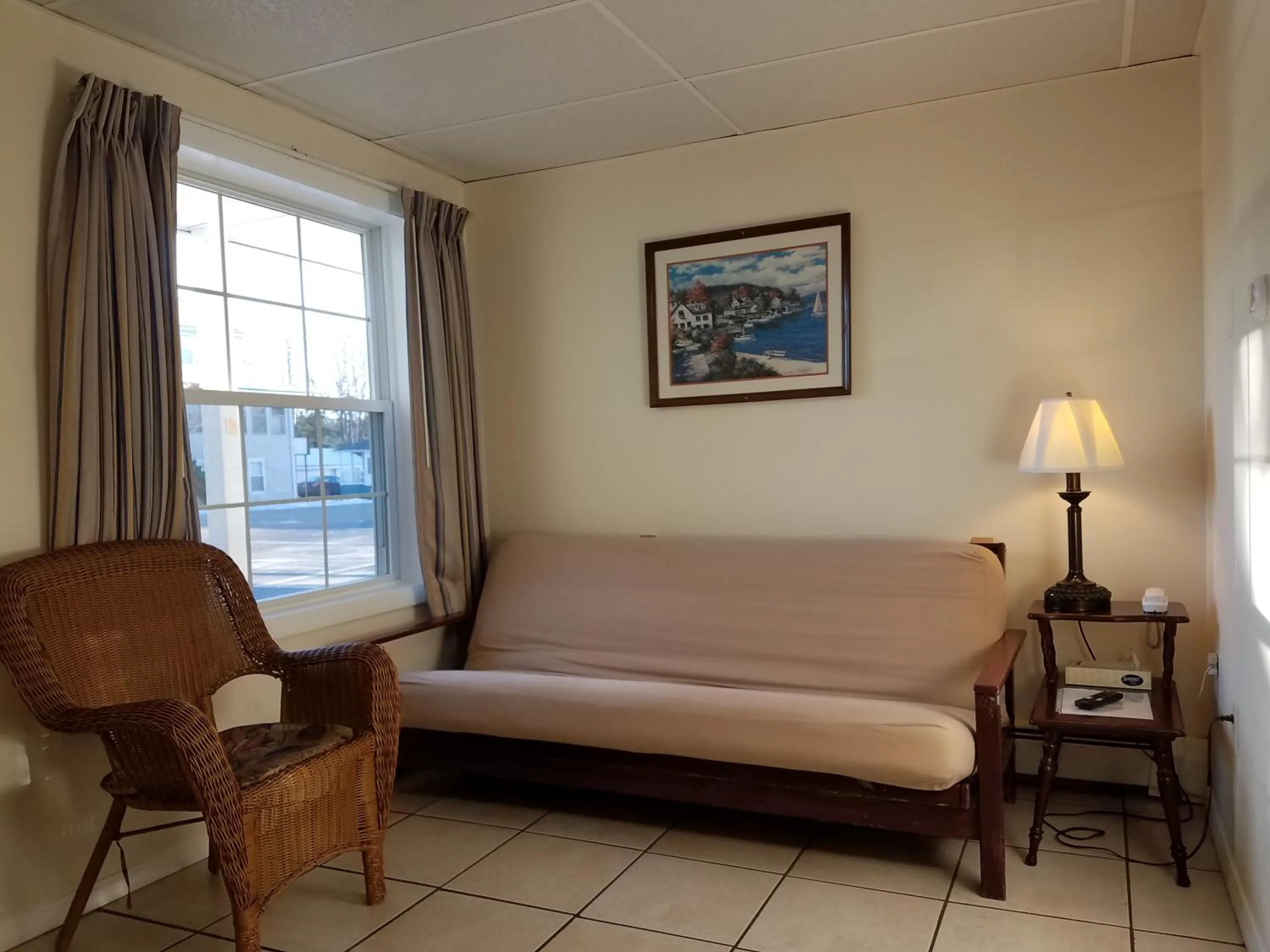 Living room in Sea Cliff House Motel