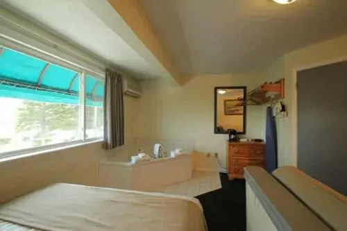 Queen Room with Spa Bath with Partial Sea View in Sea Cliff House Motel Queen Room with Spa Bath with Partial Sea View in Sea Cliff House Motel