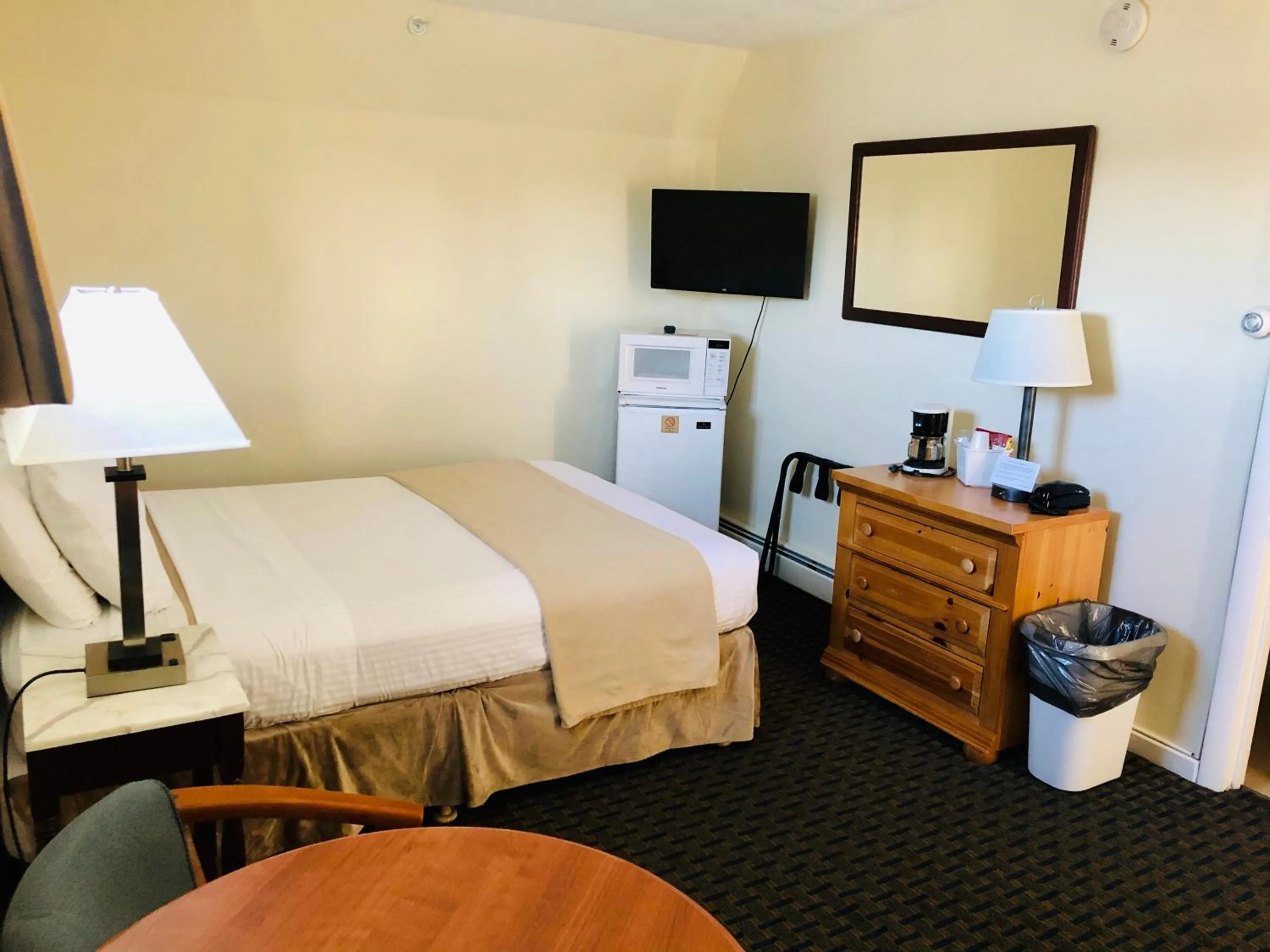 Bed in Sea Cliff House Motel