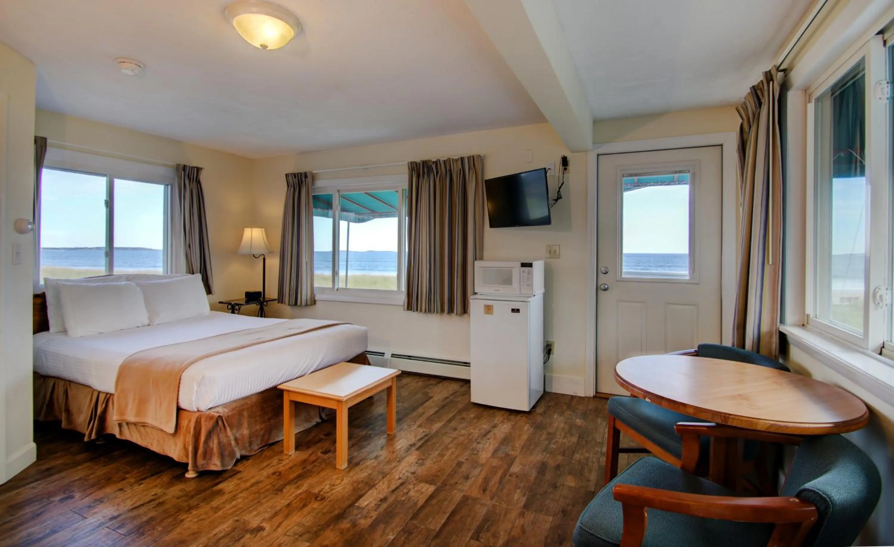 Photo of the whole room, Bed in Sea Cliff House Motel