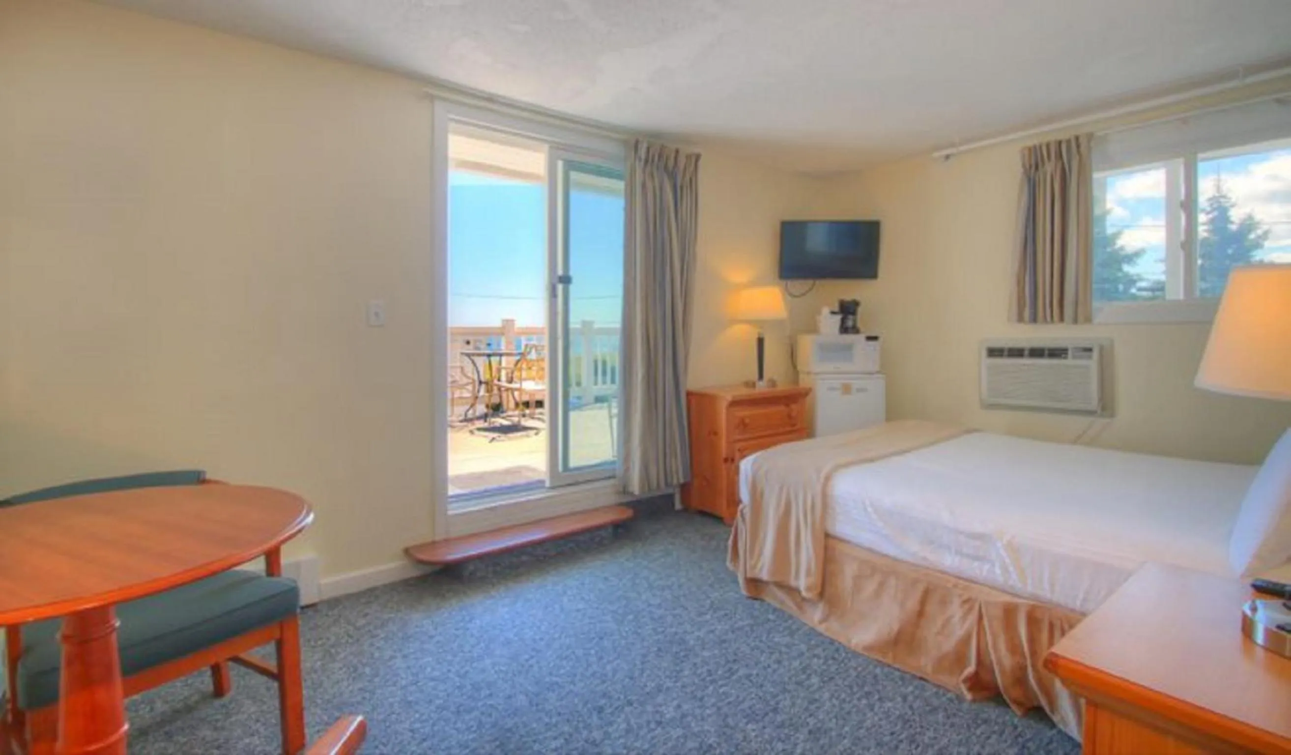 Photo of the whole room, Bed in Sea Cliff House Motel