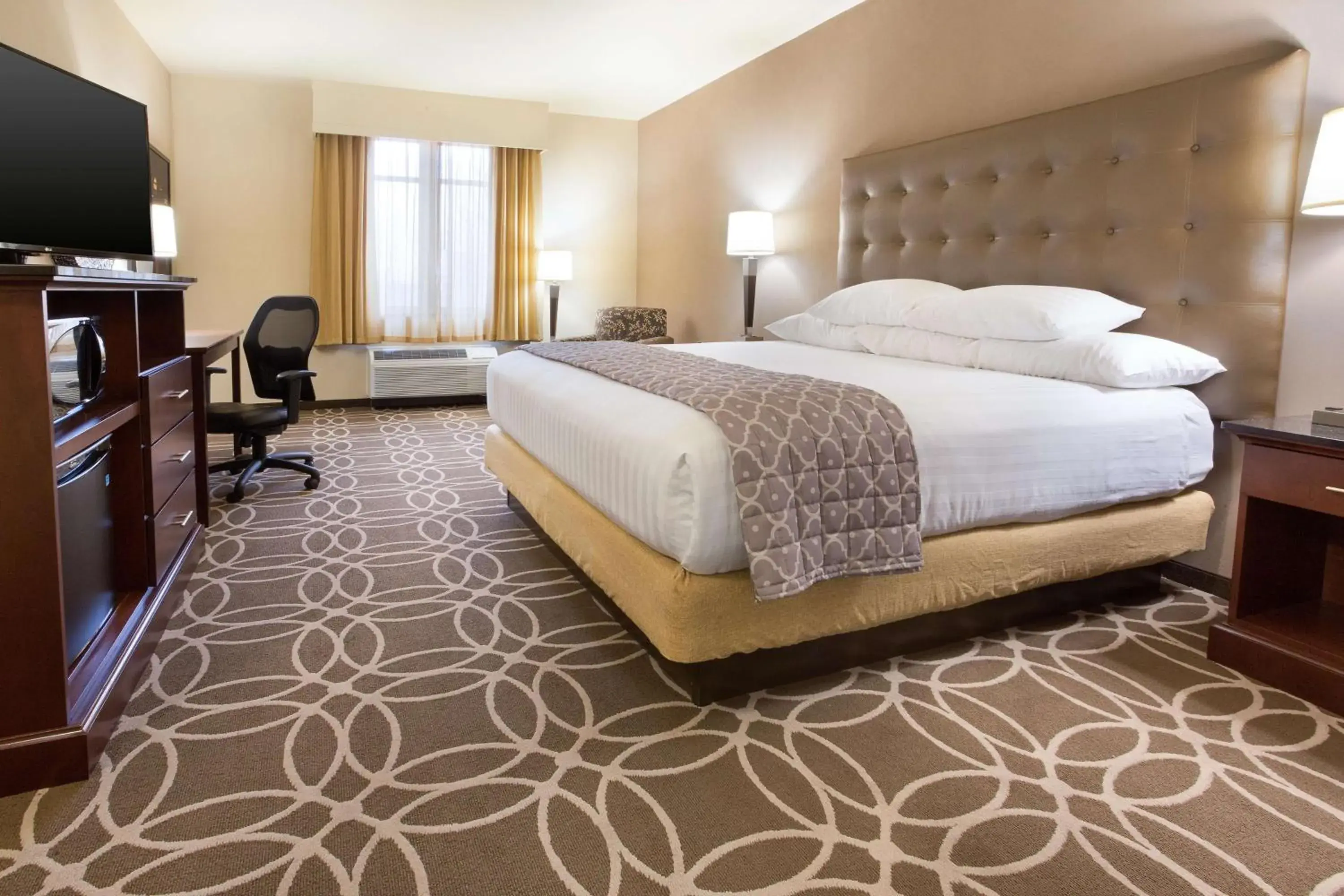 Superior King Room - Hearing Accessible, Shower in Drury Inn & Suites Louisville North Superior King Room - Hearing Accessible, Shower in Drury Inn & Suites Louisville North