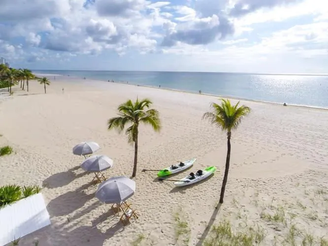 Beach in Tides Inn Hotel