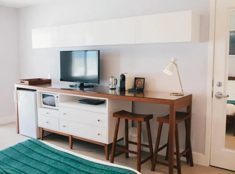 TV and multimedia in Tides Inn Hotel