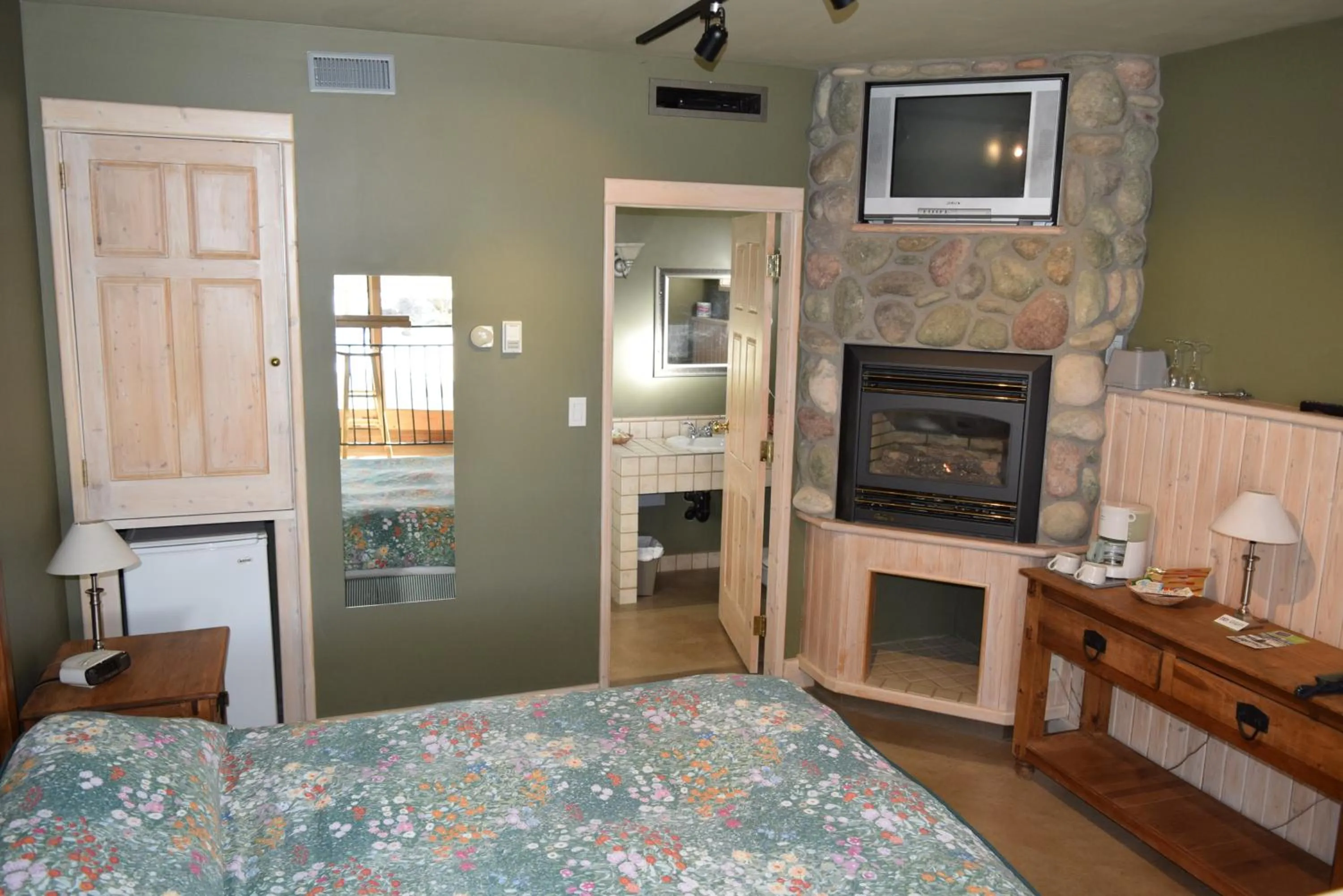 Dining area, Bed in Retreat Wilderness Inn